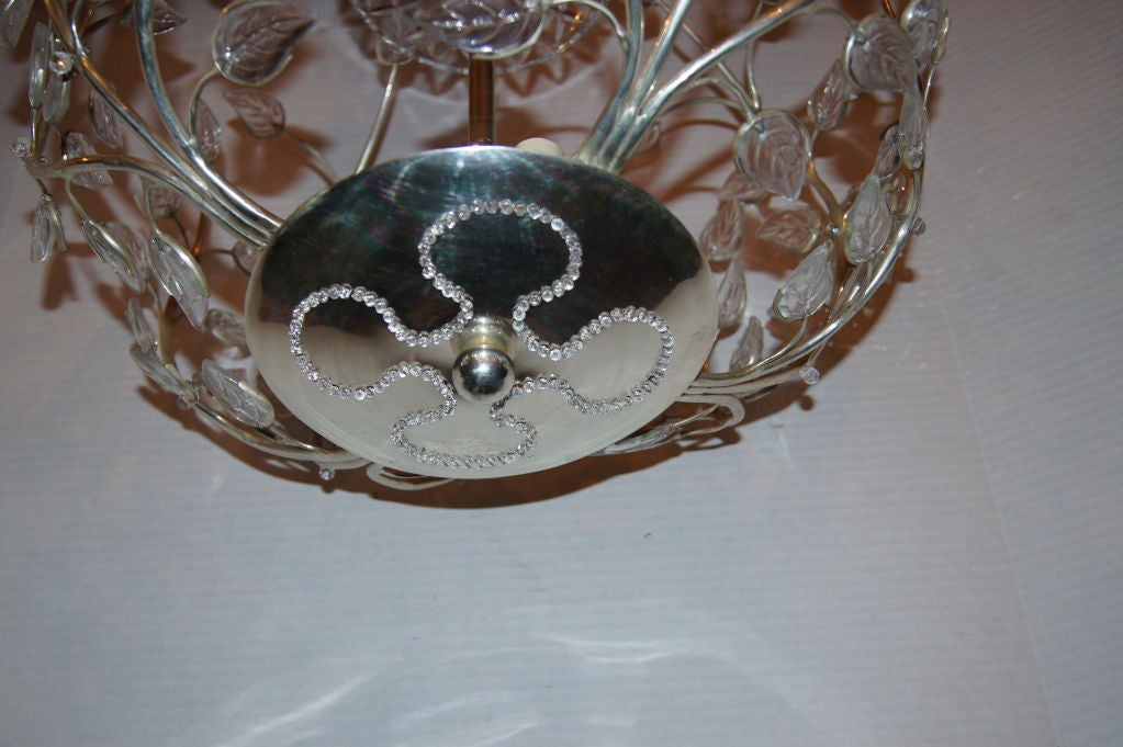 Ein Paar französische versilberte Leuchten aus der Zeit um 1940 mit Blättern und Blumen aus geformtem Glas und vier Innenleuchten. Einzelverkauf.

Abmessungen:
Durchmesser 18