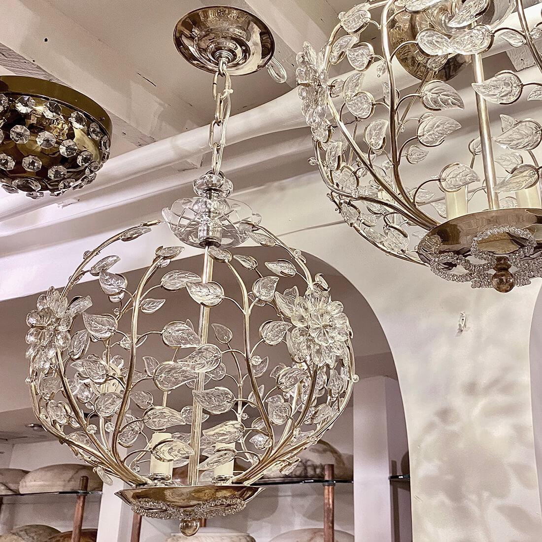 Coppia di lampadari francesi argentati del 1940 circa con foglie e fiori in vetro modellato e quattro luci interne. Venduto singolarmente.

Misure:
Diametro 18