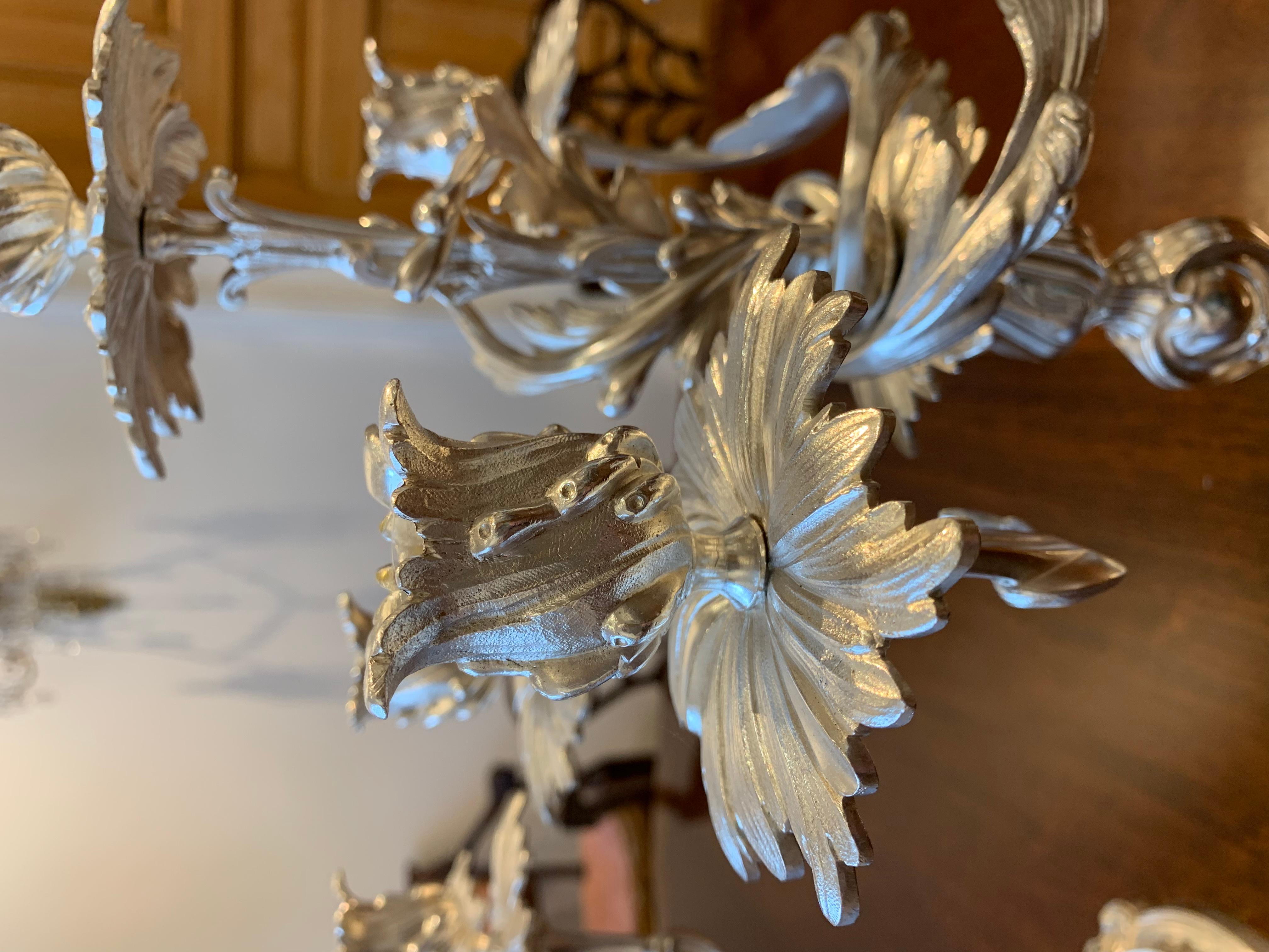 Paar versilberte Bronzekandelaber Louis XV.

Fünf Kerzen mit schön gearbeitetem Körper. Blättern. Silber in gutem Zustand.