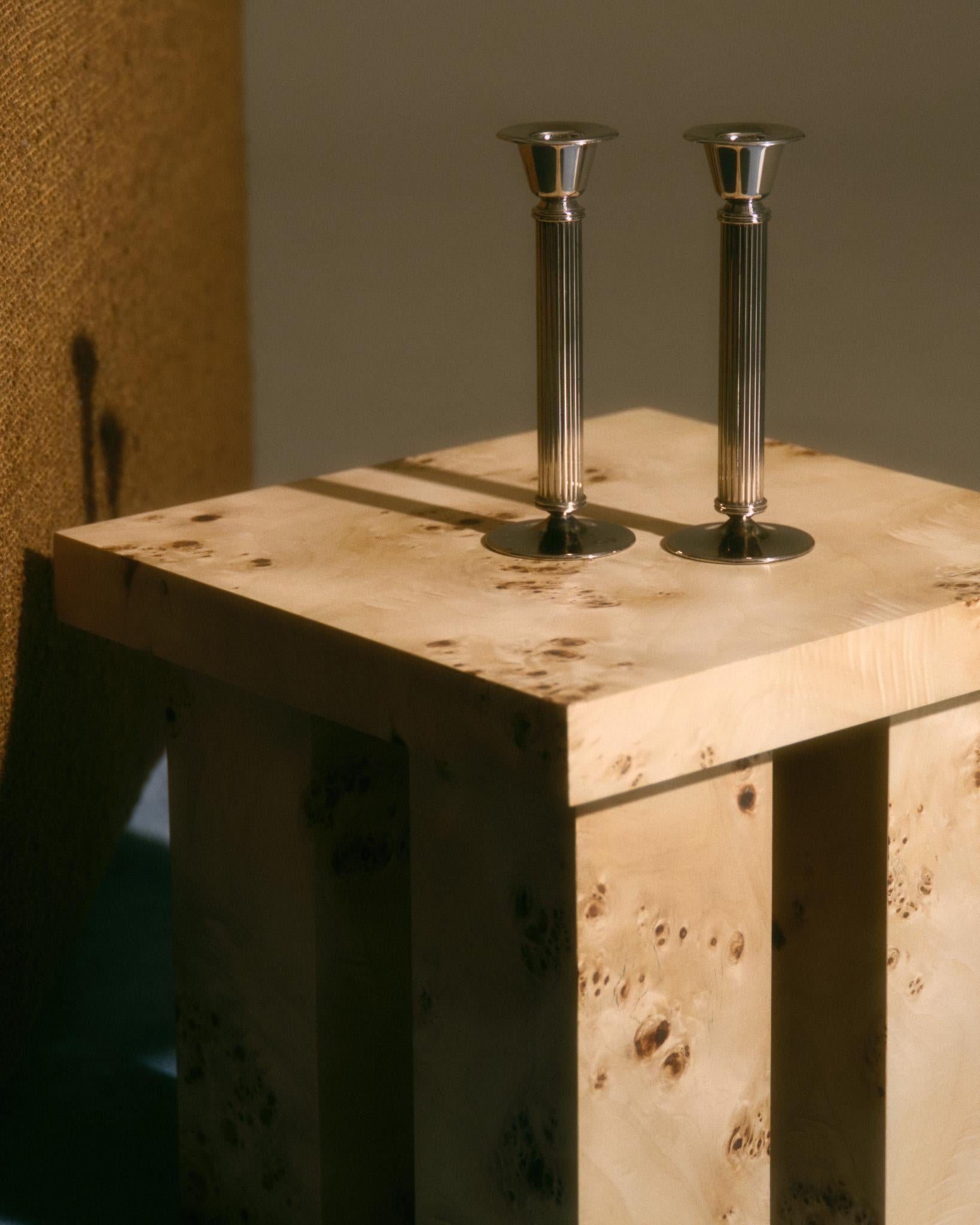 Coppia di portacandele in metallo argentato lucido in stile Art Déco degli anni '70. Caratterizzato da steli scanalati in uno spirito neoclassico modernizzato. Presenta lievi segni di usura dovuti all'età e all'uso. In buone condizioni.

DV4772
