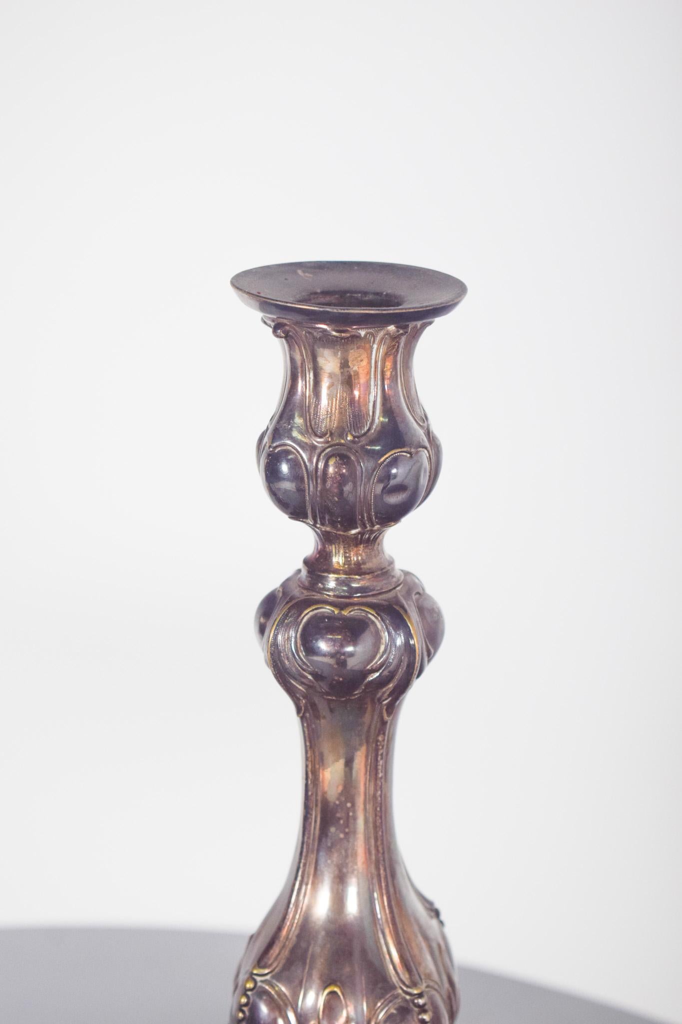 Mid-Century moderno Coppia di candelabri in metallo placcato argento in vendita