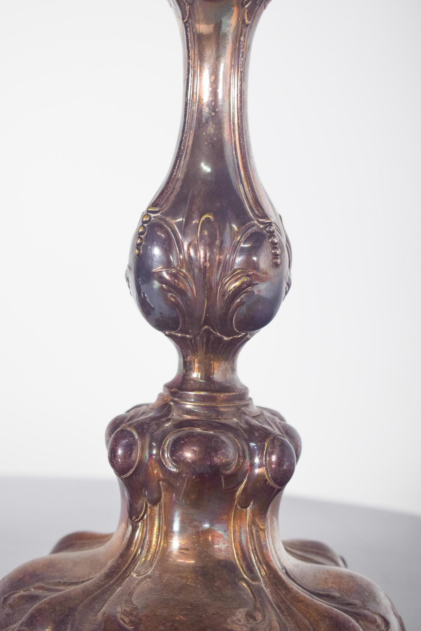 Portoghese Coppia di candelabri in metallo placcato argento in vendita