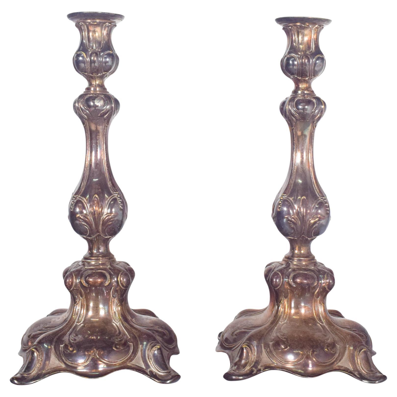 Paire de chandeliers en métal argenté