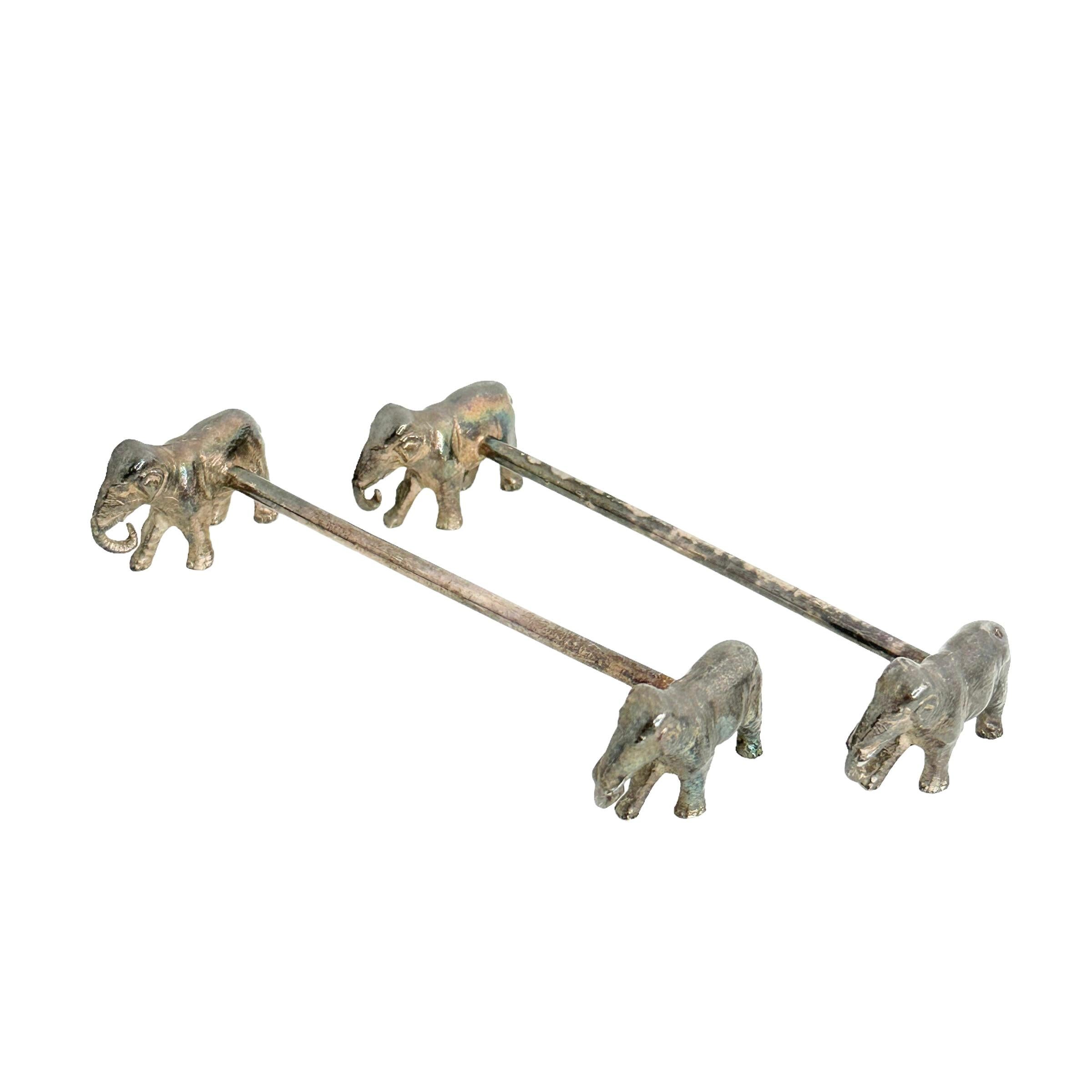 Ein Satz von zwei versilberten figuralen Besteckmessern in Form von Tieren, um 1890, europäisch. Eine schöne Ergänzung für jeden Tisch oder einfach für Ihre Sammlung. Trübe und schöne Patina, aber das ist das Alter und verleiht diesem Stück eine