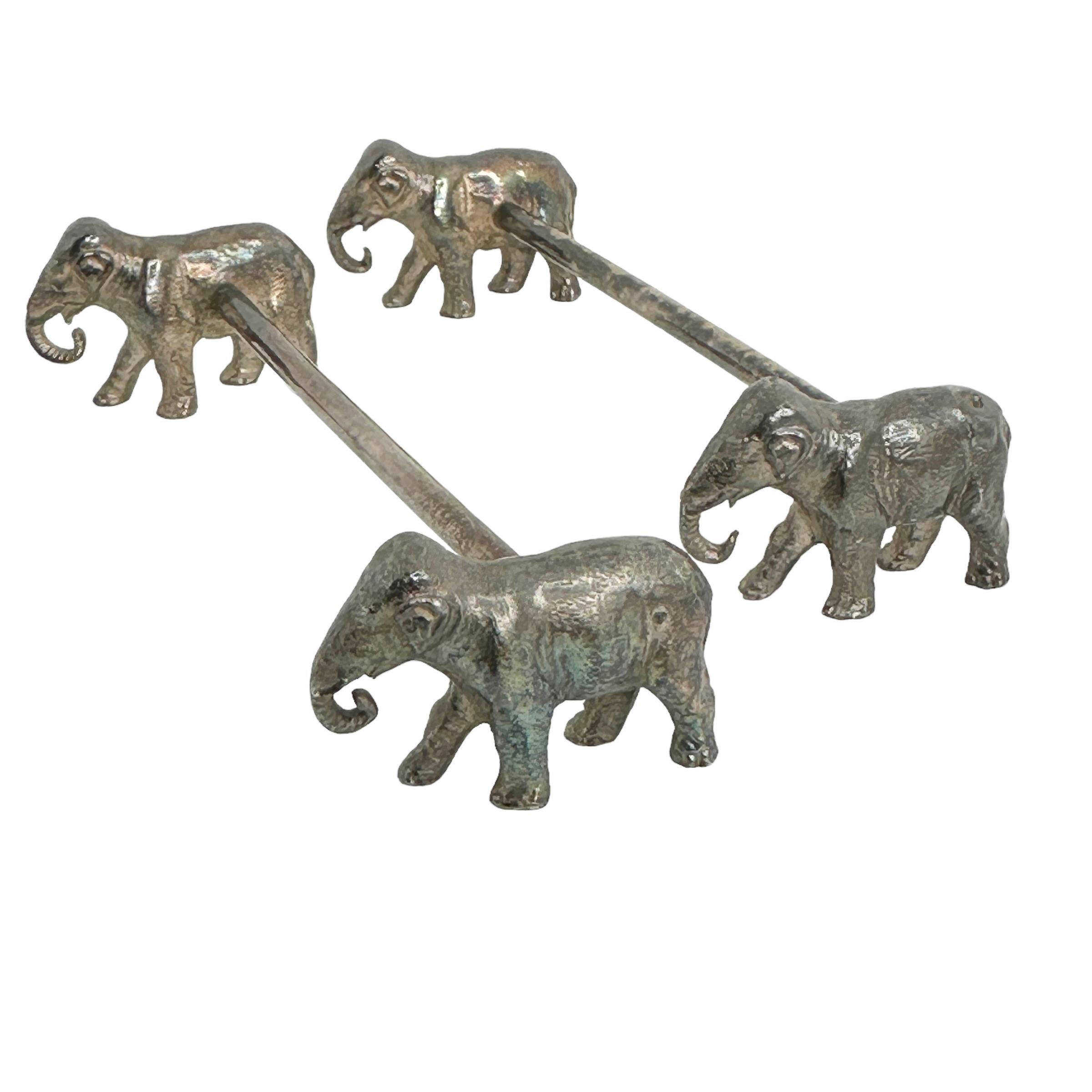 Paar versilberte Metall-Elefanten-Tiermotiv-Messerablagen  Österreich 19. Jahrhundert (Art nouveau) im Angebot