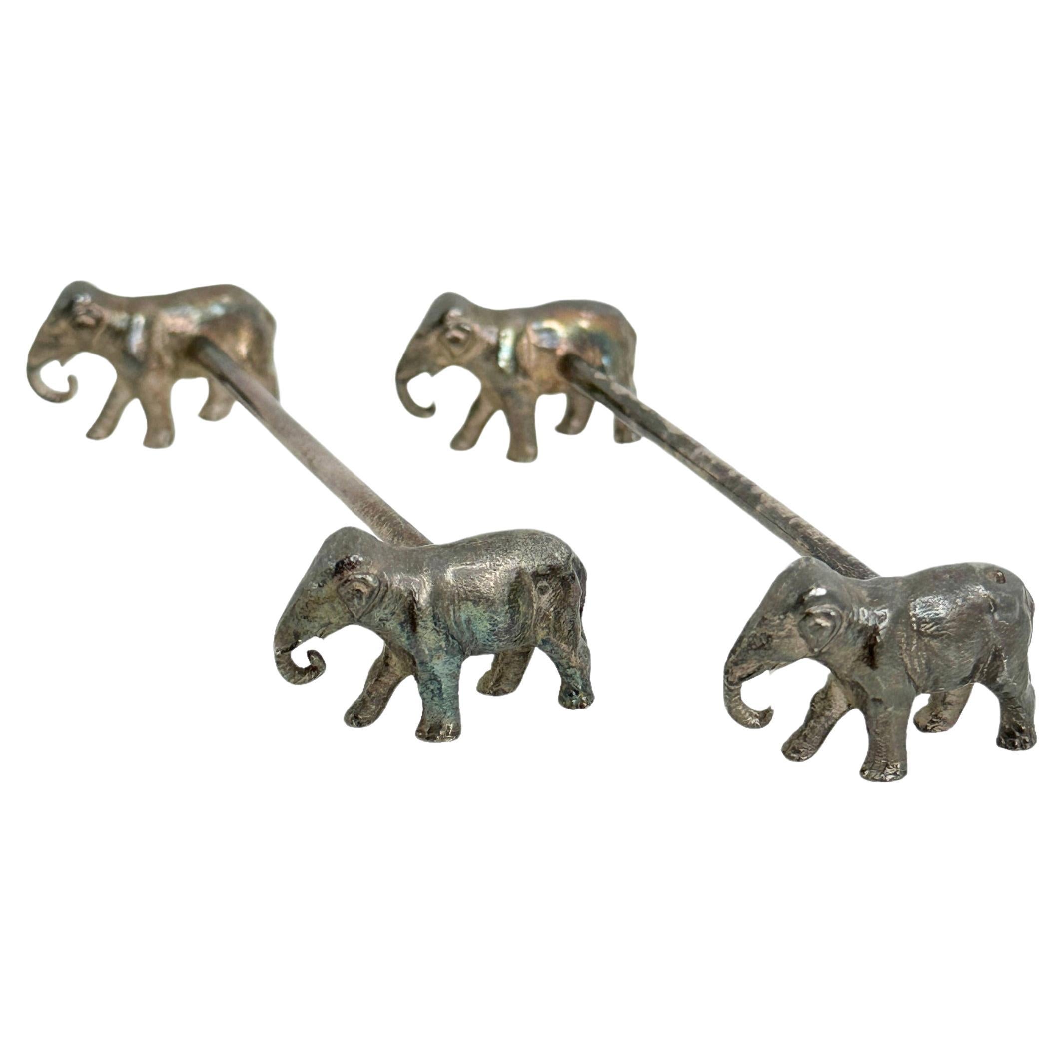 Par de Apoyacuchillos de Metal Plateado con Motivo de Elefante y Animal  Austria S. XIX