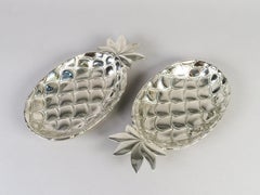 Juego de dos bandejas de metal plateadas con forma de piña, de la marca Siléa, del siglo XX.
