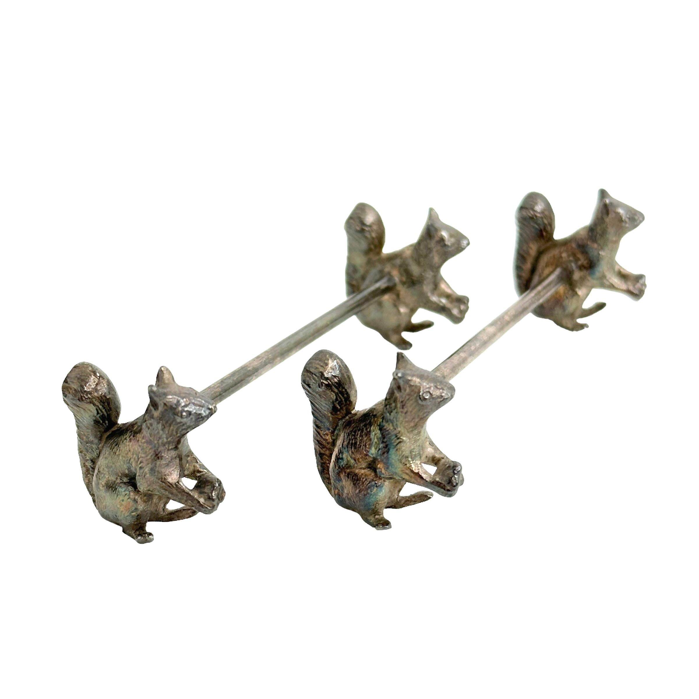 Juego de dos apoyacuchillos figurados de cubertería bañados en plata con forma de Animales, hacia la década de 1890, europeos. Un buen complemento para cualquier mesa o simplemente para tu colección. Tiene una pátina deslustrada y bonita, pero es