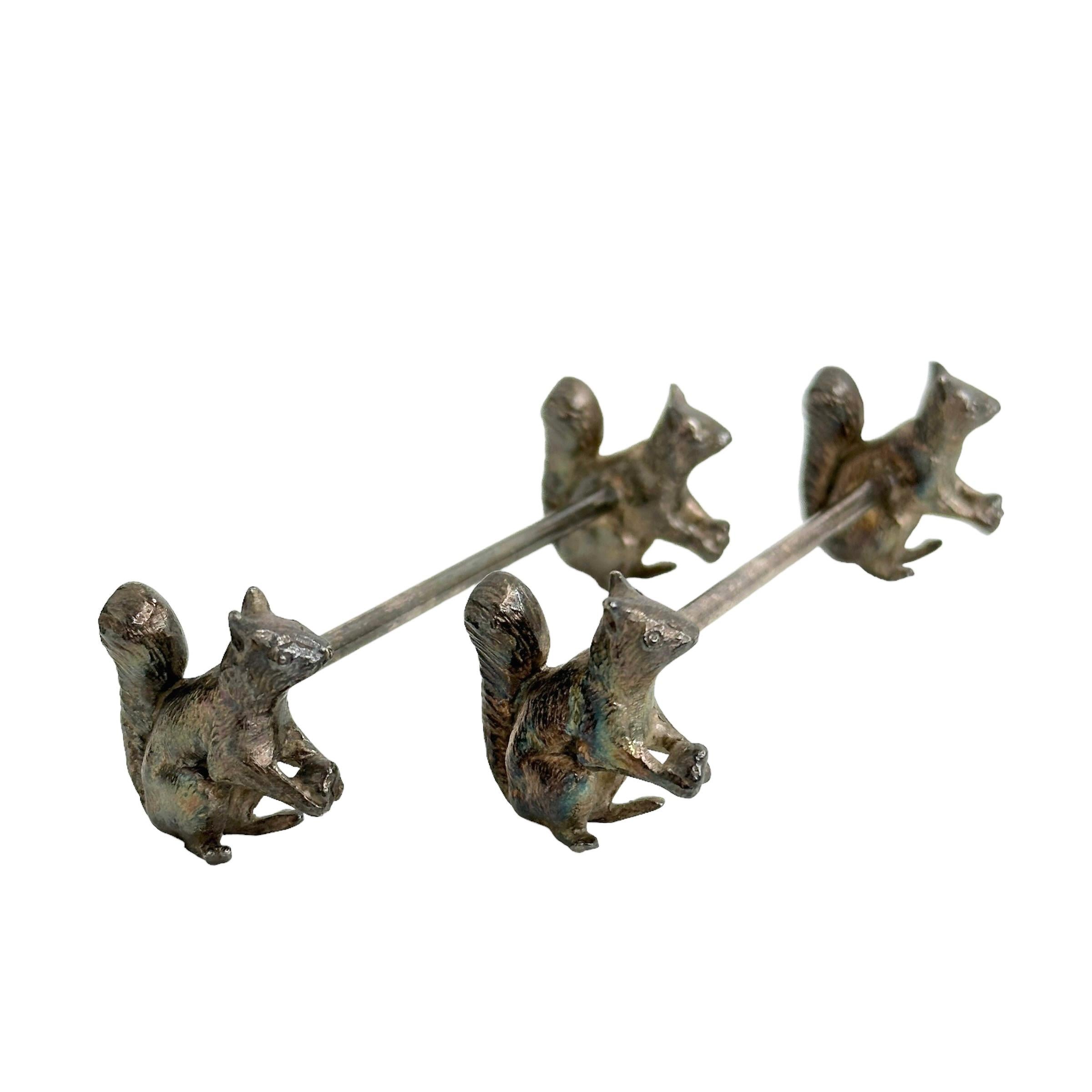 Par de Soportes para Cuchillos con Motivo de Ardilla de Metal Plateado  Austria S. XIX Art Nouveau en venta