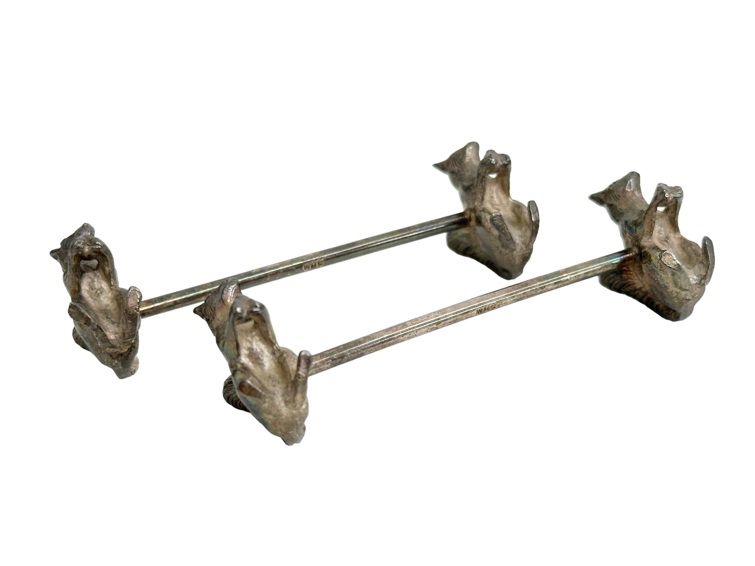 Par de Soportes para Cuchillos con Motivo de Ardilla de Metal Plateado  Austria S. XIX Austríaco en venta