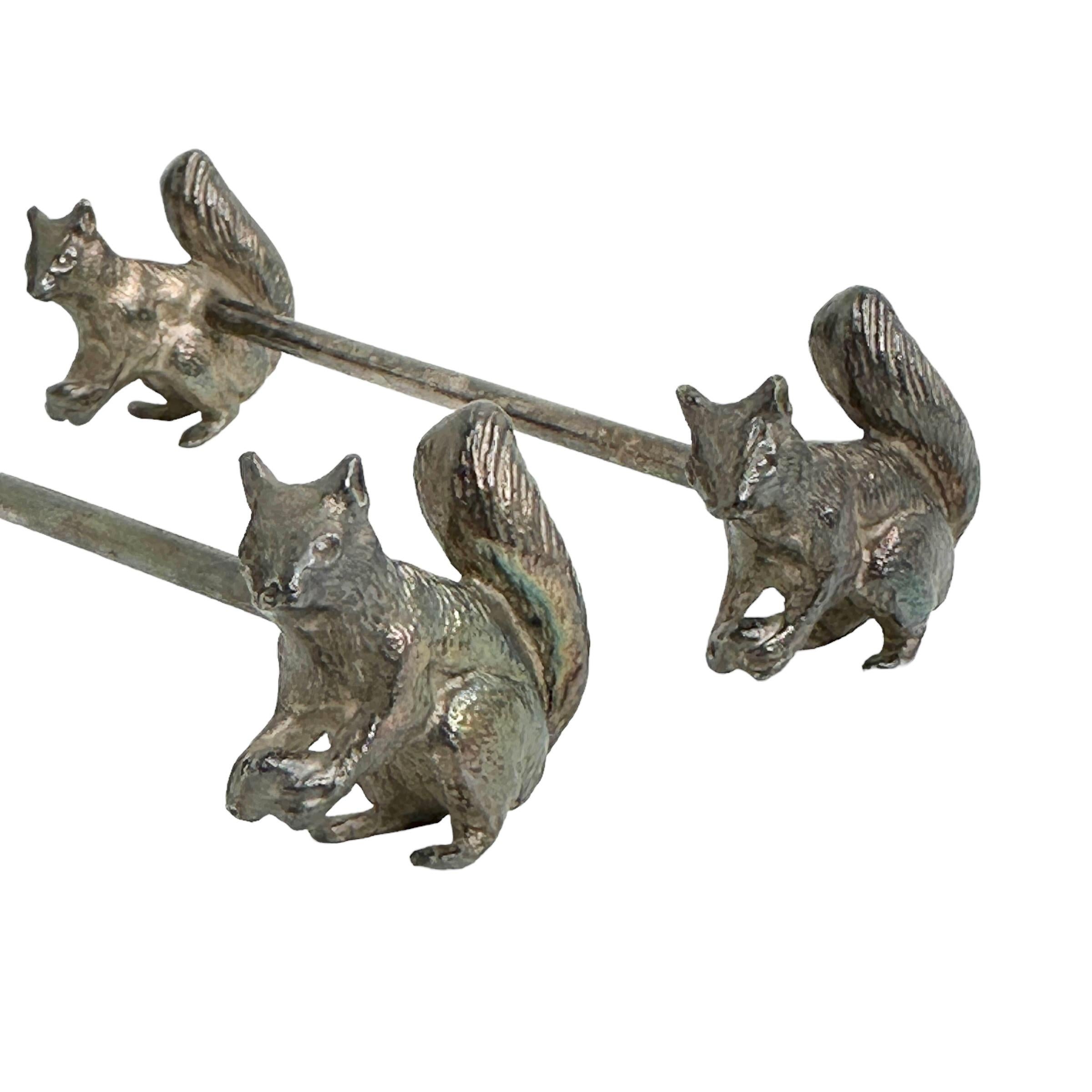 Par de Soportes para Cuchillos con Motivo de Ardilla de Metal Plateado  Austria S. XIX en Bueno estado para la venta en Nuernberg, DE