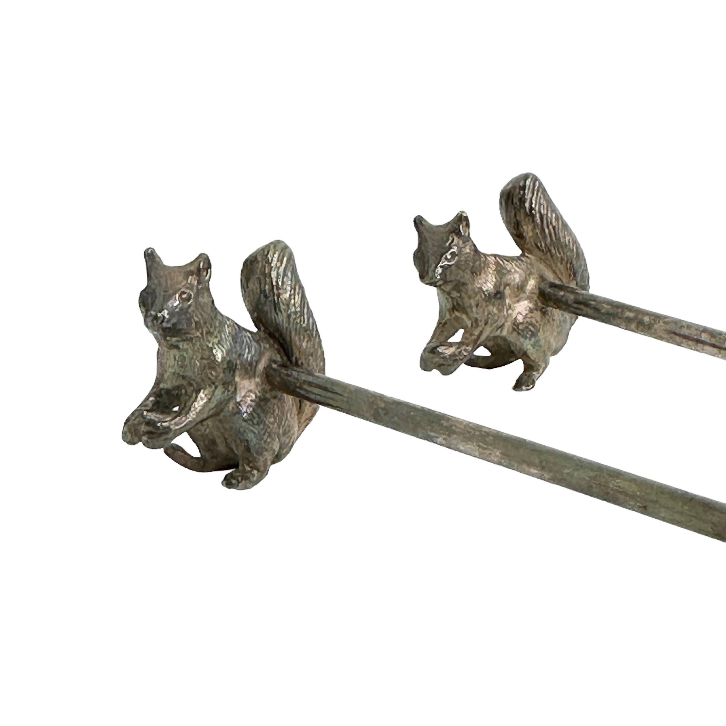 Par de Soportes para Cuchillos con Motivo de Ardilla de Metal Plateado  Austria S. XIX siglo XIX en venta