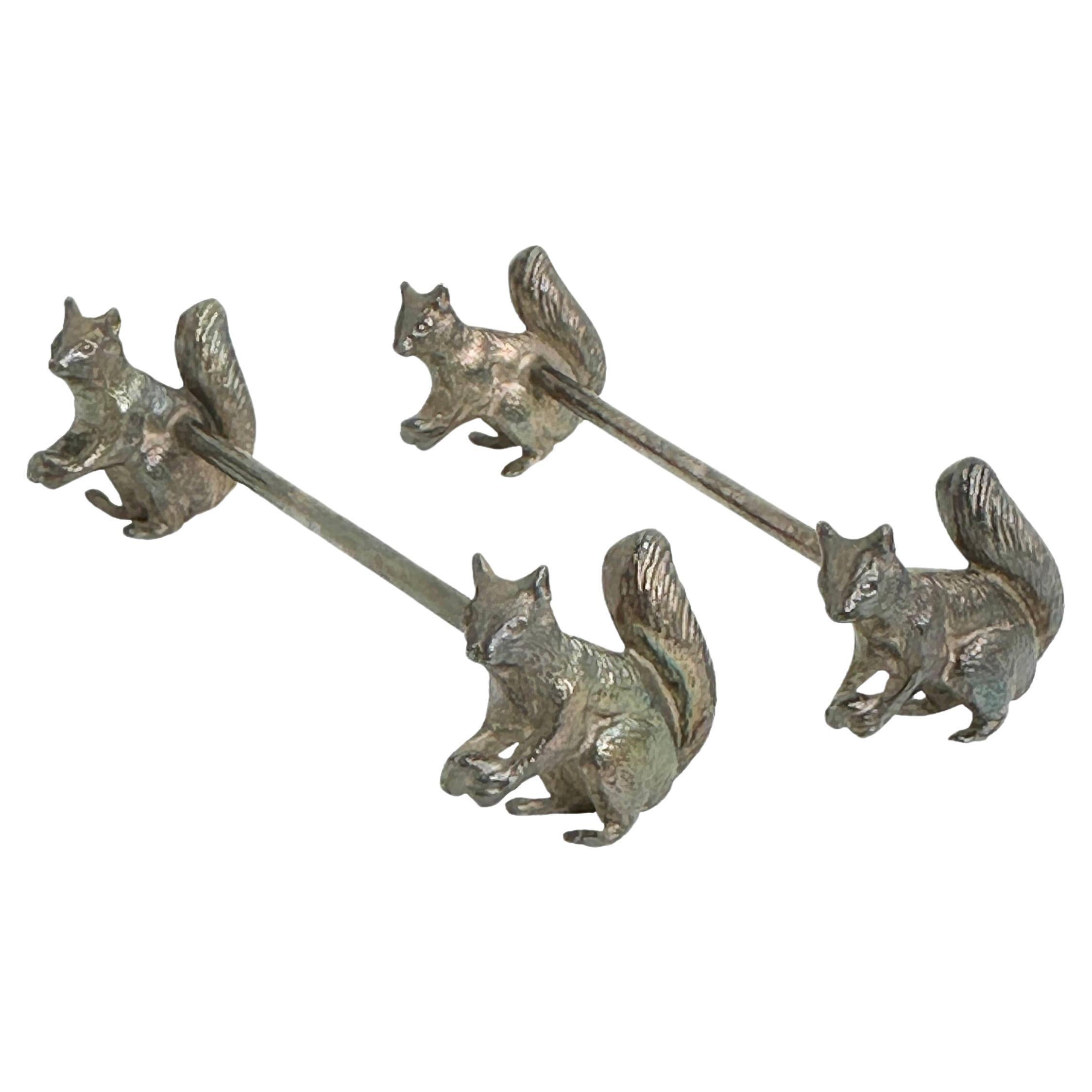 Par de Soportes para Cuchillos con Motivo de Ardilla de Metal Plateado  Austria S. XIX en venta