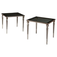 Paire de tables d’appoint en métal argenté avec plateau en verre d’origine d’après Jansen