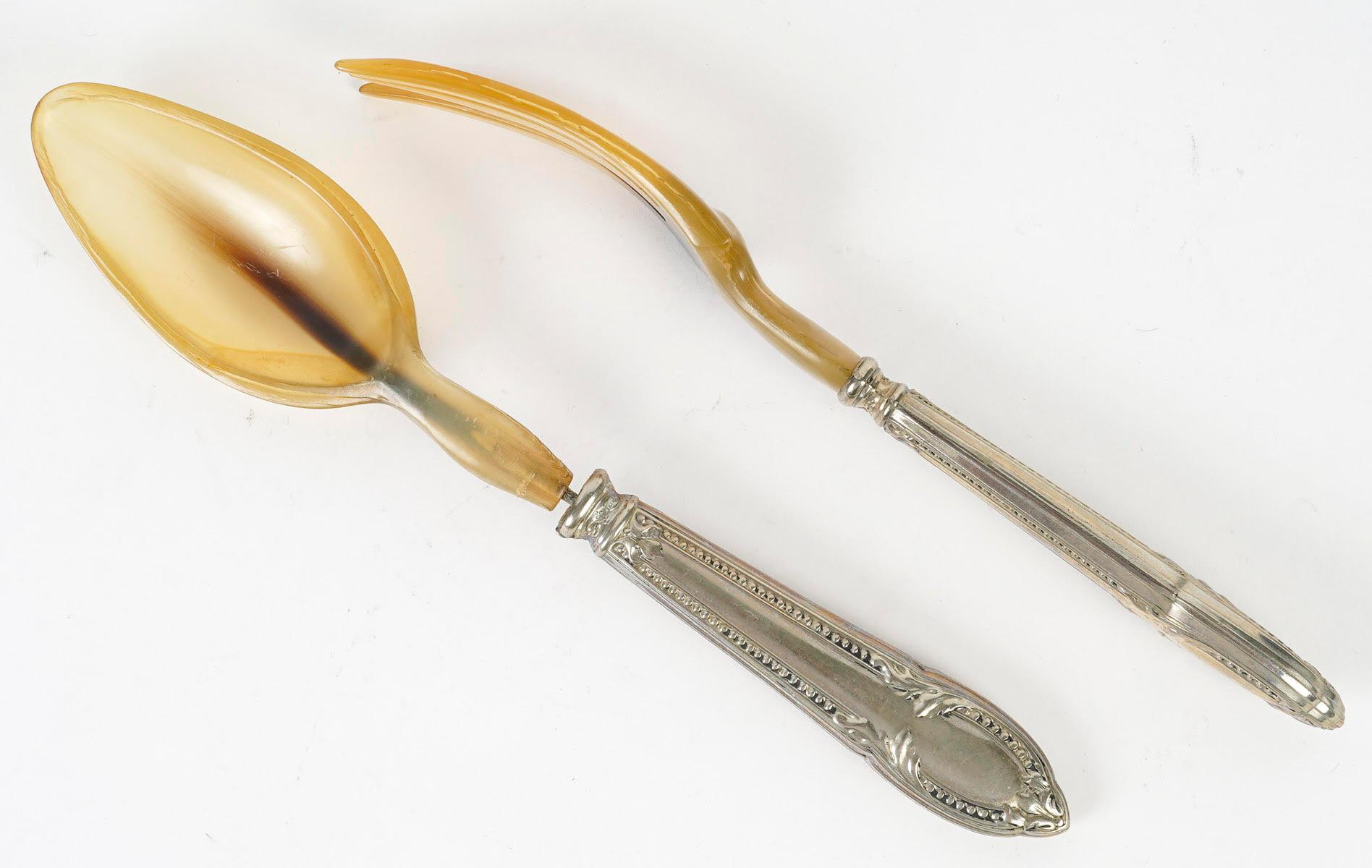 Paar versilberte Salatbestecke aus Horn.

Ein Paar Salatbesteck aus Silber und Horn im Stil Louis XV, 19. Jahrhundert.
H: 2cm, B: 24cm, T: 4,5cm