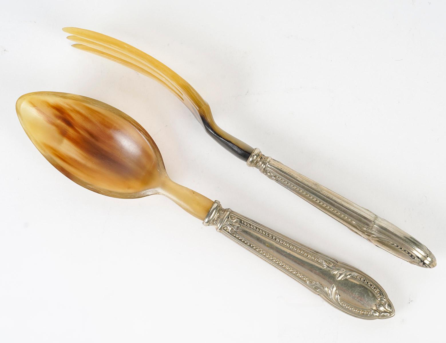 Paar versilberte Salatbestecke aus Horn.

Ein Paar Salatbesteck aus Silber und Horn im Stil Louis XV, 19. Jahrhundert.
H: 2cm, B: 24cm, T: 4,5cm