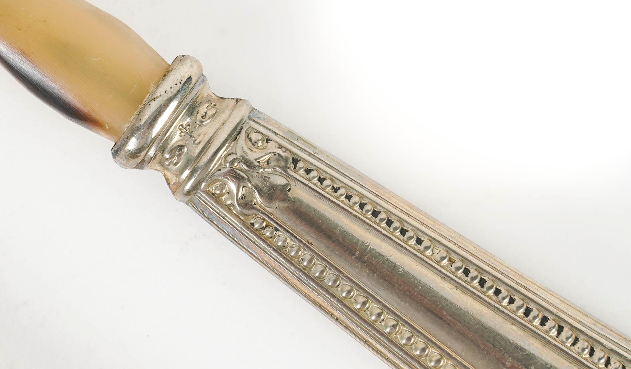 Paire de couverts à salade en métal argenté et en corne.

Paire de couverts à salade de style Louis XV, XIXe siècle, en métal argenté et en corne.
H : 2cm, L : 28cm, P : 5cm