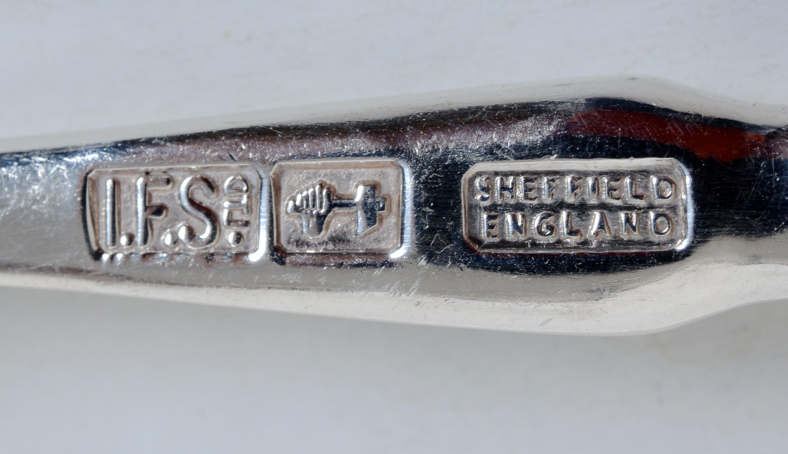 XX secolo Coppia di pezzi da portata per insalata in argento con motivo Kings di IFS Ltd in vendita