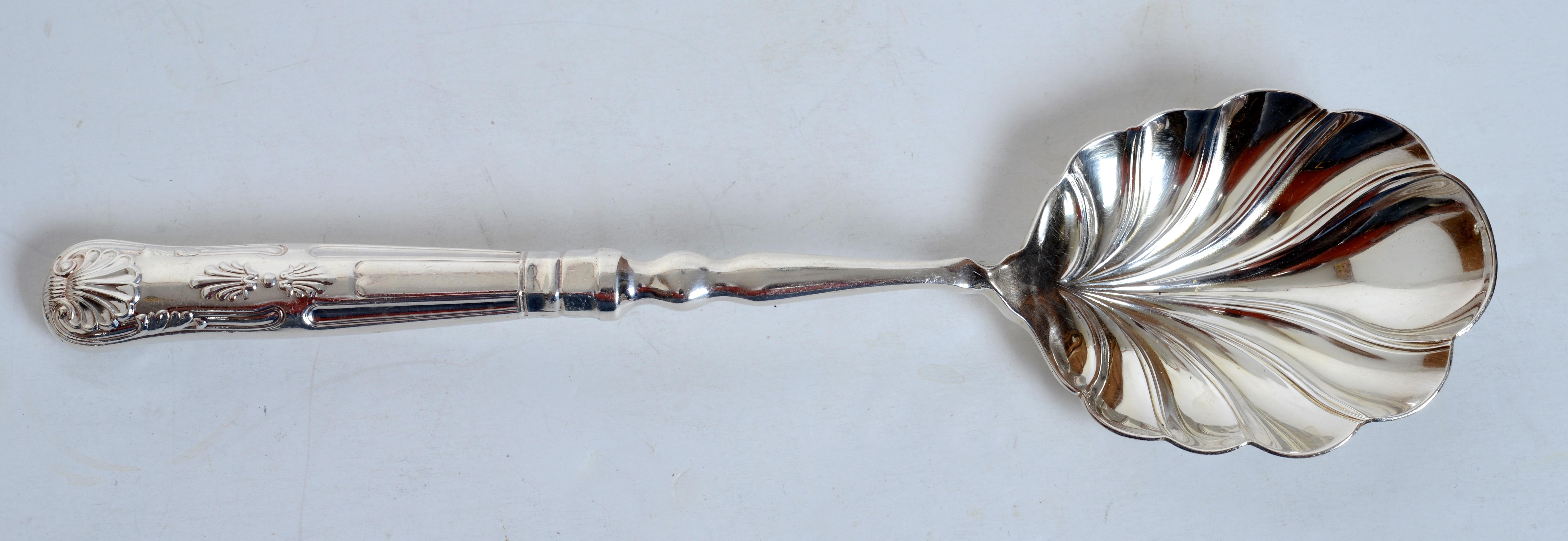 Placcato argento Coppia di pezzi da portata per insalata in argento con motivo Kings di IFS Ltd in vendita
