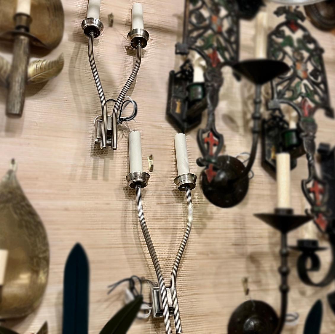 Metà XX secolo Coppia di lampade da sole placcate in argento in vendita