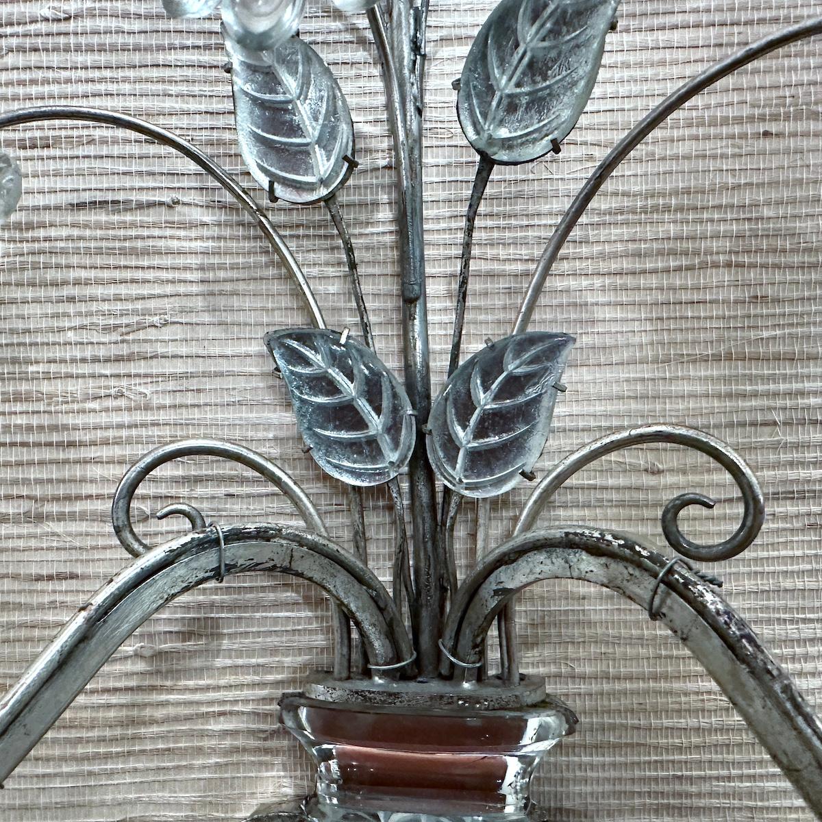 Coppia di lampade a sospensione placcate in argento con fiori in vendita 3