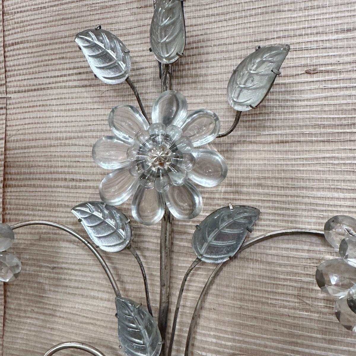 Coppia di lampade a sospensione placcate in argento con fiori In condizioni buone in vendita a New York, NY