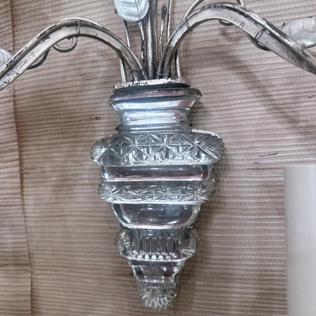 Metà XX secolo Coppia di lampade a sospensione placcate in argento con fiori in vendita