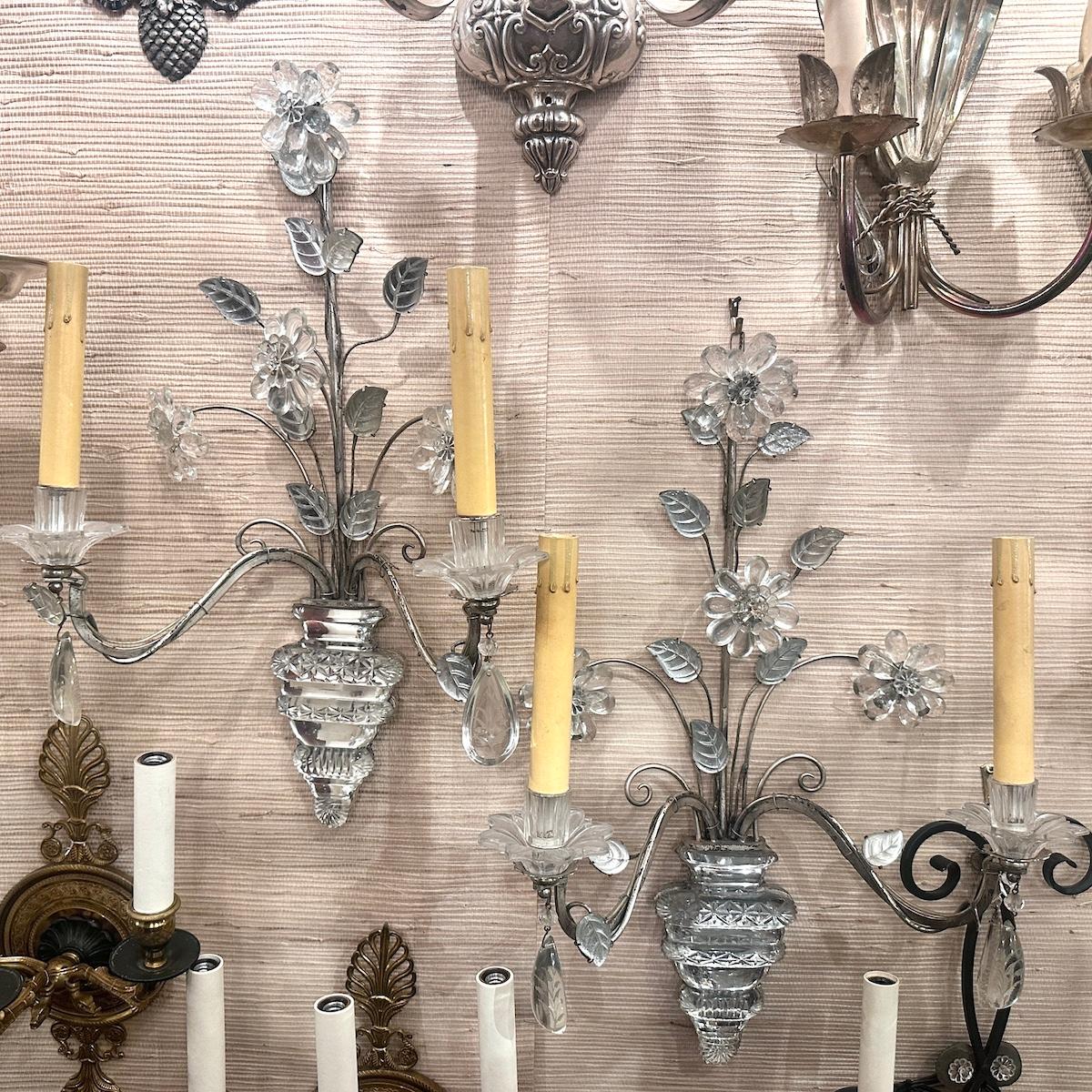 Metallo Coppia di lampade a sospensione placcate in argento con fiori in vendita