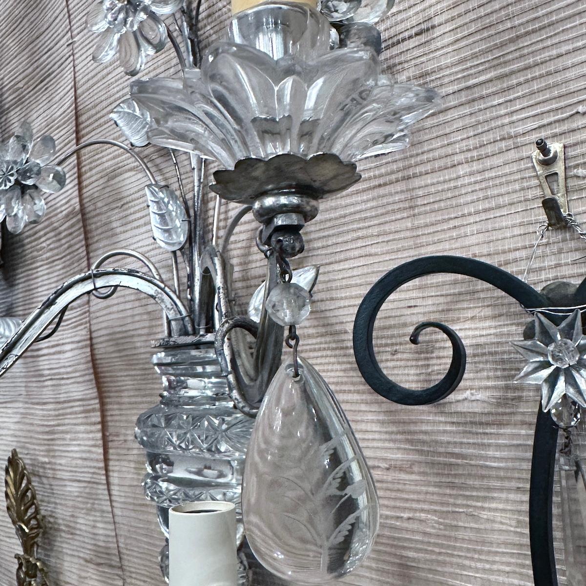 Coppia di lampade a sospensione placcate in argento con fiori in vendita 1