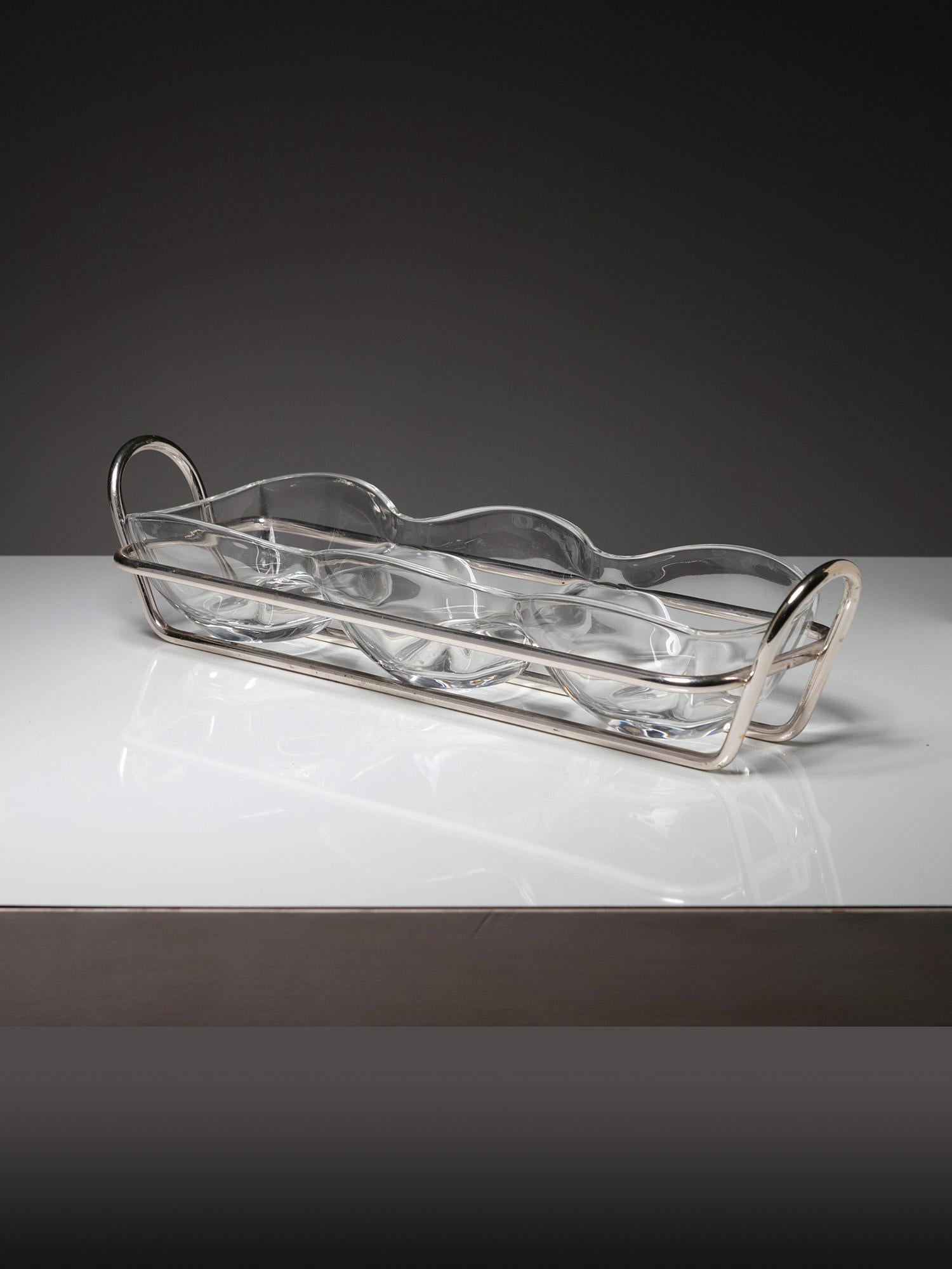 Pair of serving pieces by Lino Sabattini for Sabattini Argenteria.
Thin silver plated frame supporting glass tray and bowls.
Size refers to the large piece.