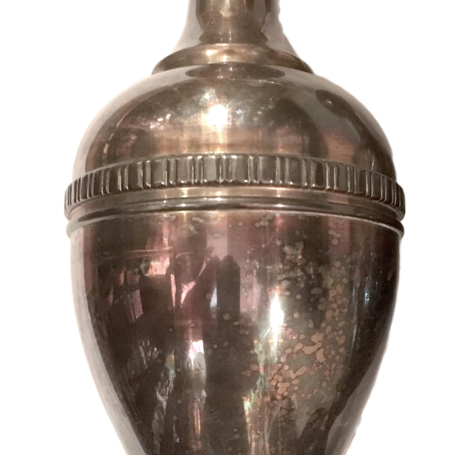 Ein Paar versilberte englische Lampen aus den 1930er Jahren.

Abmessungen:
Höhe des Körpers: 18,5