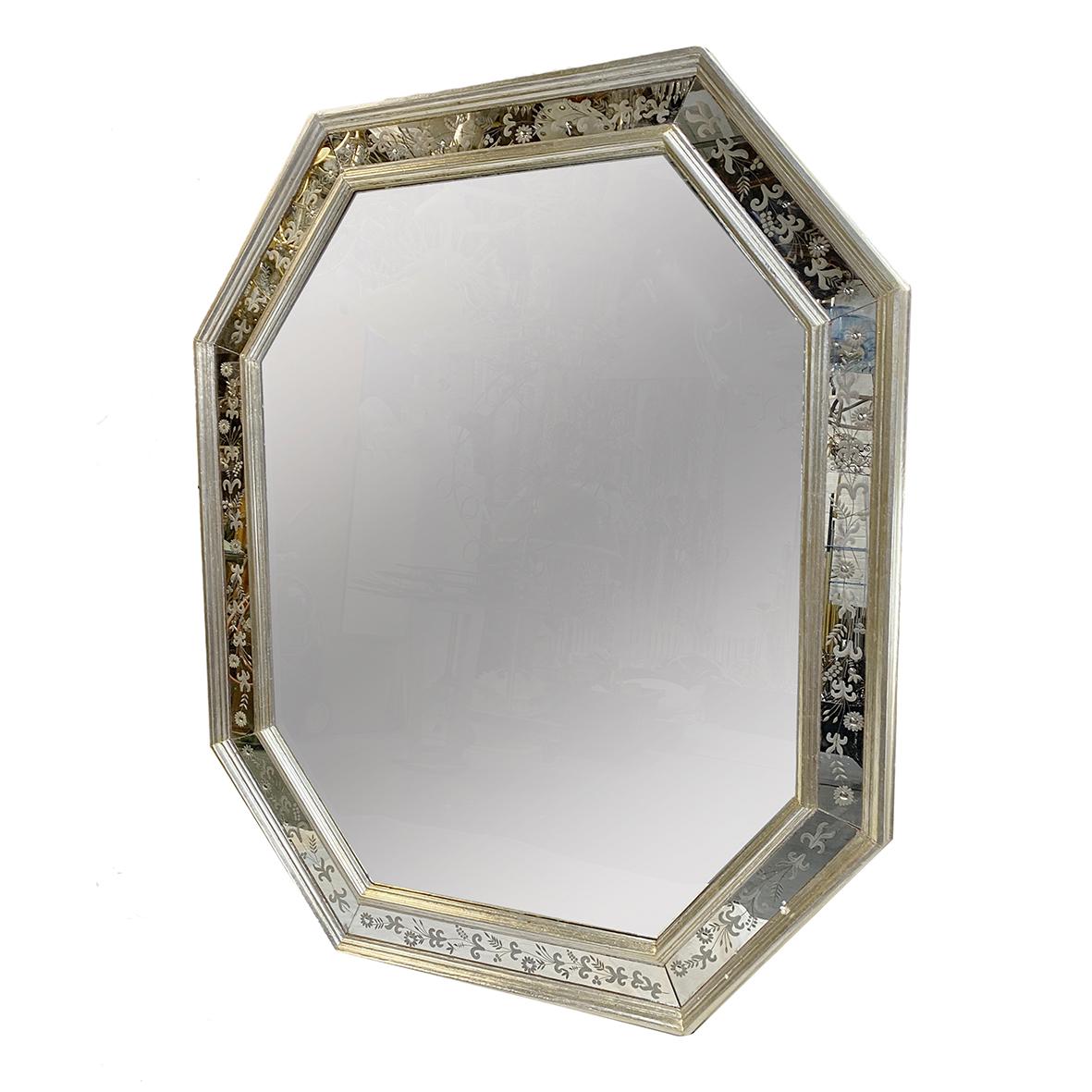 Coppia di specchi veneziani degli anni '40 con corpo argentato e inserti di specchio inciso. Venduto singolarmente.

Misure:
Altezza: 53.75