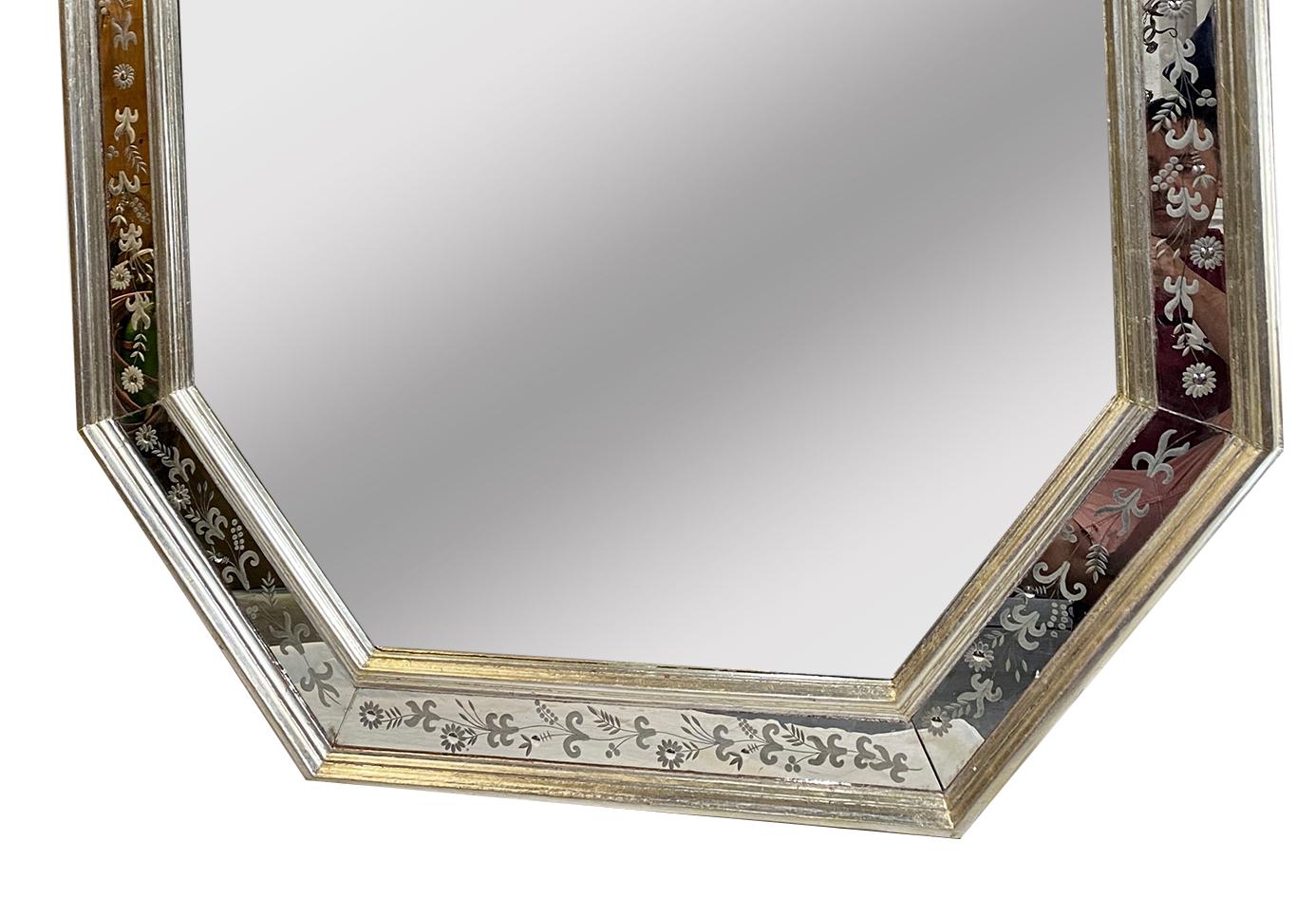 Realizzato con acquaforte Coppia di specchi veneziani placcati in argento, venduti singolarmente in vendita