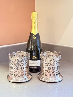 Paire de dessous de bouteille en métal argenté avec décor de vigne Arts de la table