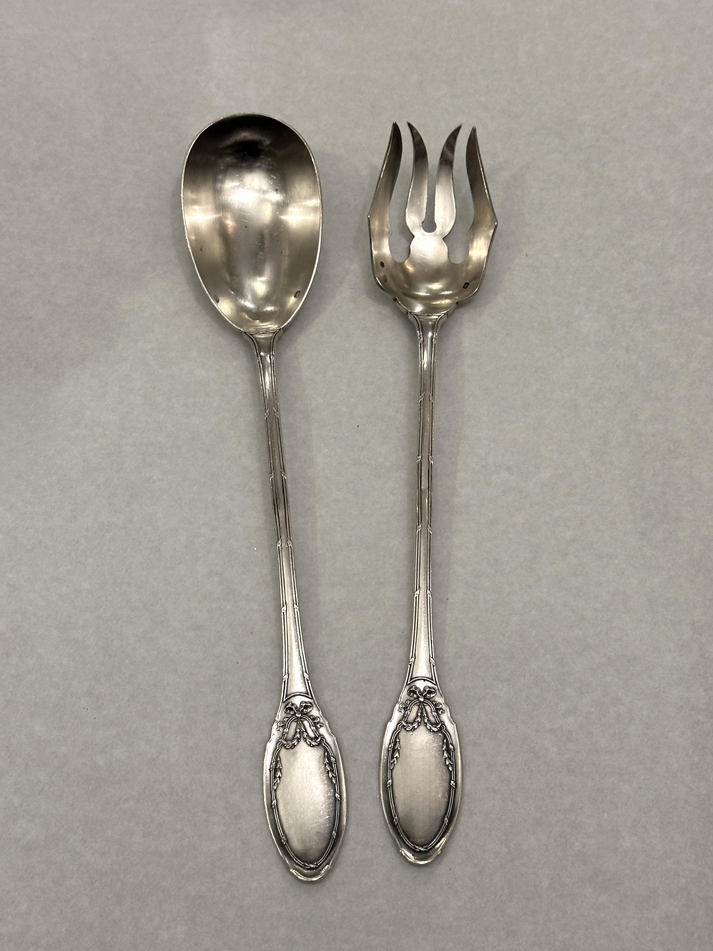 Questa coppia di insalatiere in argento raffinate e delicatamente lavorate esemplifica l'eleganza e l'eccezionale maestria dell'argenteria francese della fine del XIX secolo. La spatola ovale, ornata da motivi a nastro finemente modellati, è montata