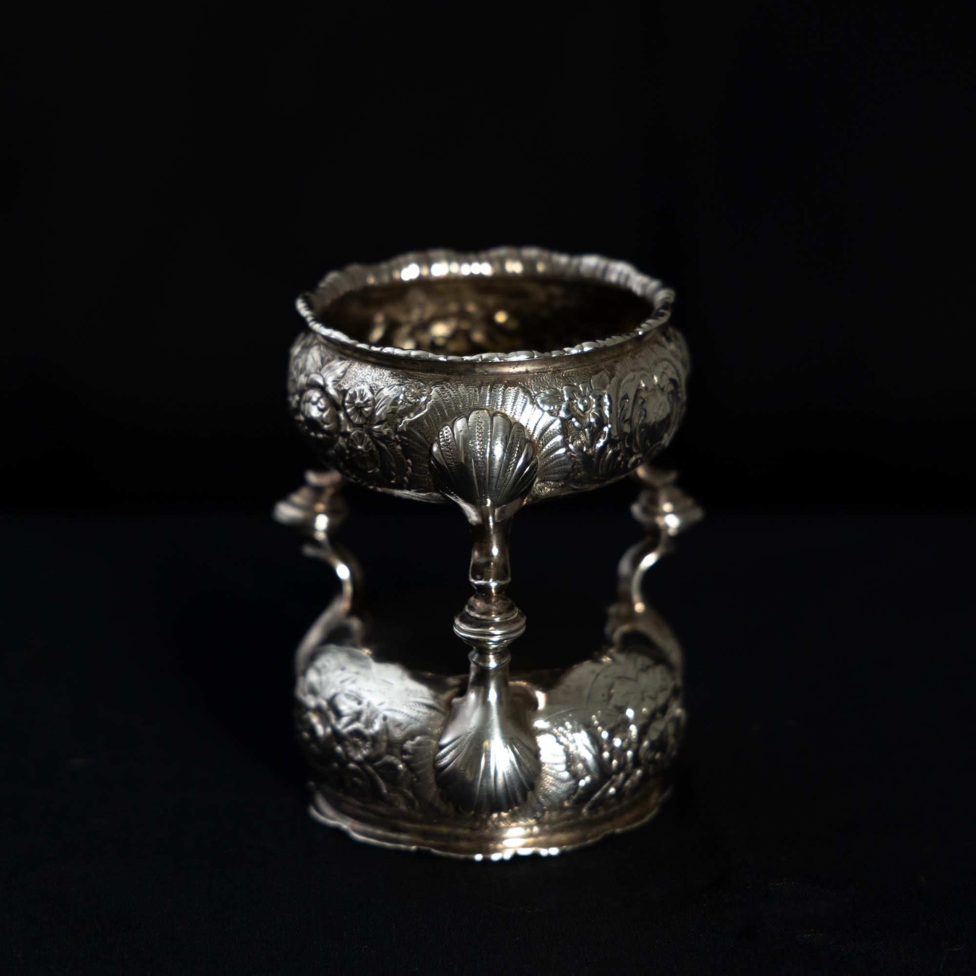 Pair of silver salt vessels on three legs with chased wall with shell and rocaille decorations and wavy lip. The saliers are hallmarked on the underside. Year letter slightly plastered, probably h or n for 1743 and 1748 respectively.