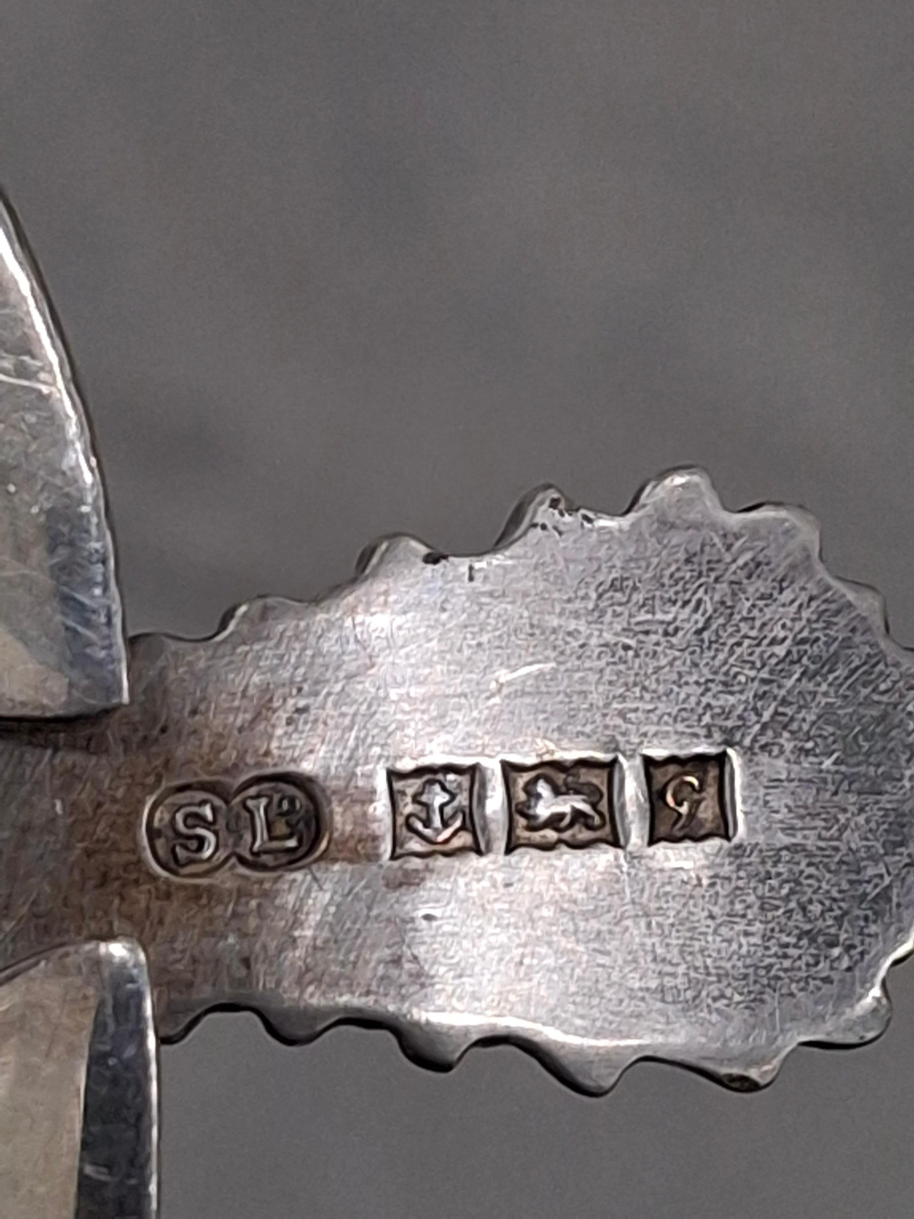 Coppia di sali di argento con inserti di vetro blu e cucchiai d'argento in miniatura in vendita 4