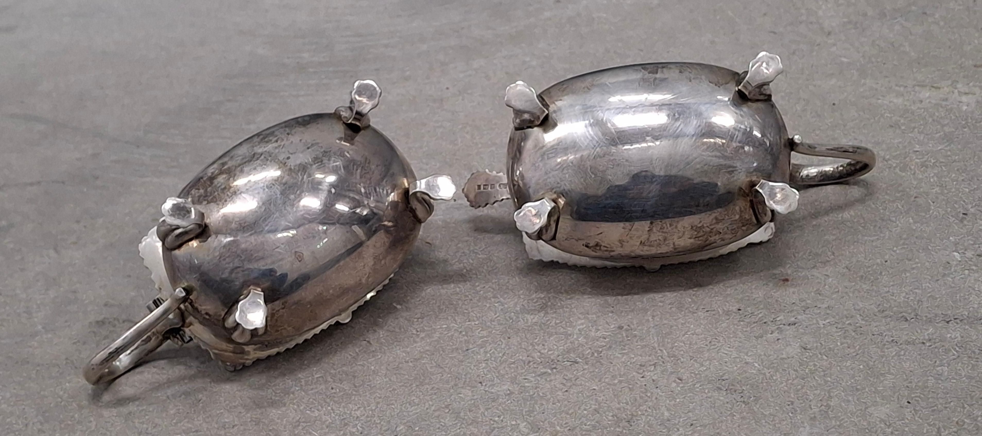 Coppia di sali di argento con inserti di vetro blu e cucchiai d'argento in miniatura in vendita 6