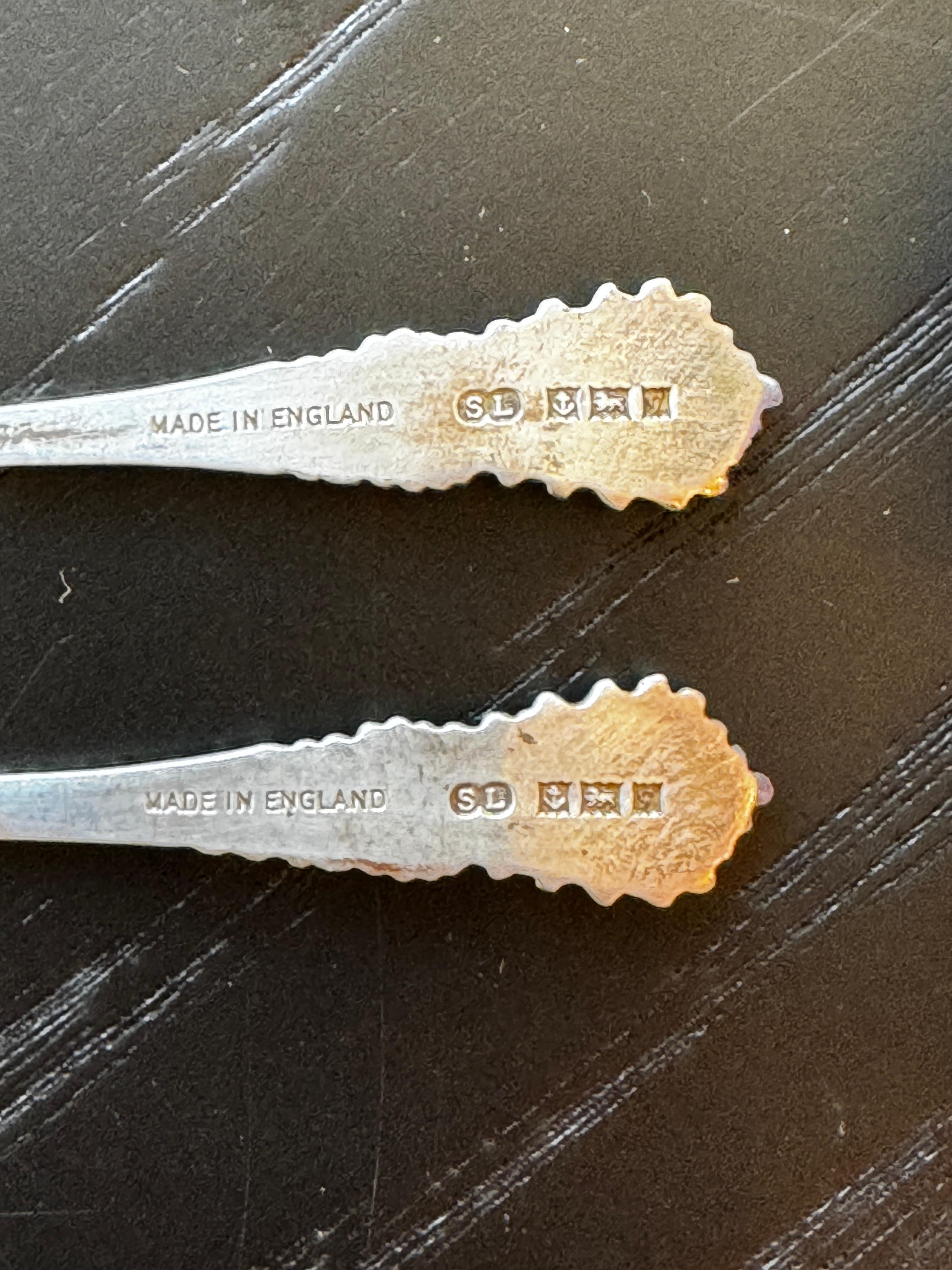 Coppia di sali di argento con inserti di vetro blu e cucchiai d'argento in miniatura In condizioni buone in vendita a San Francisco, CA