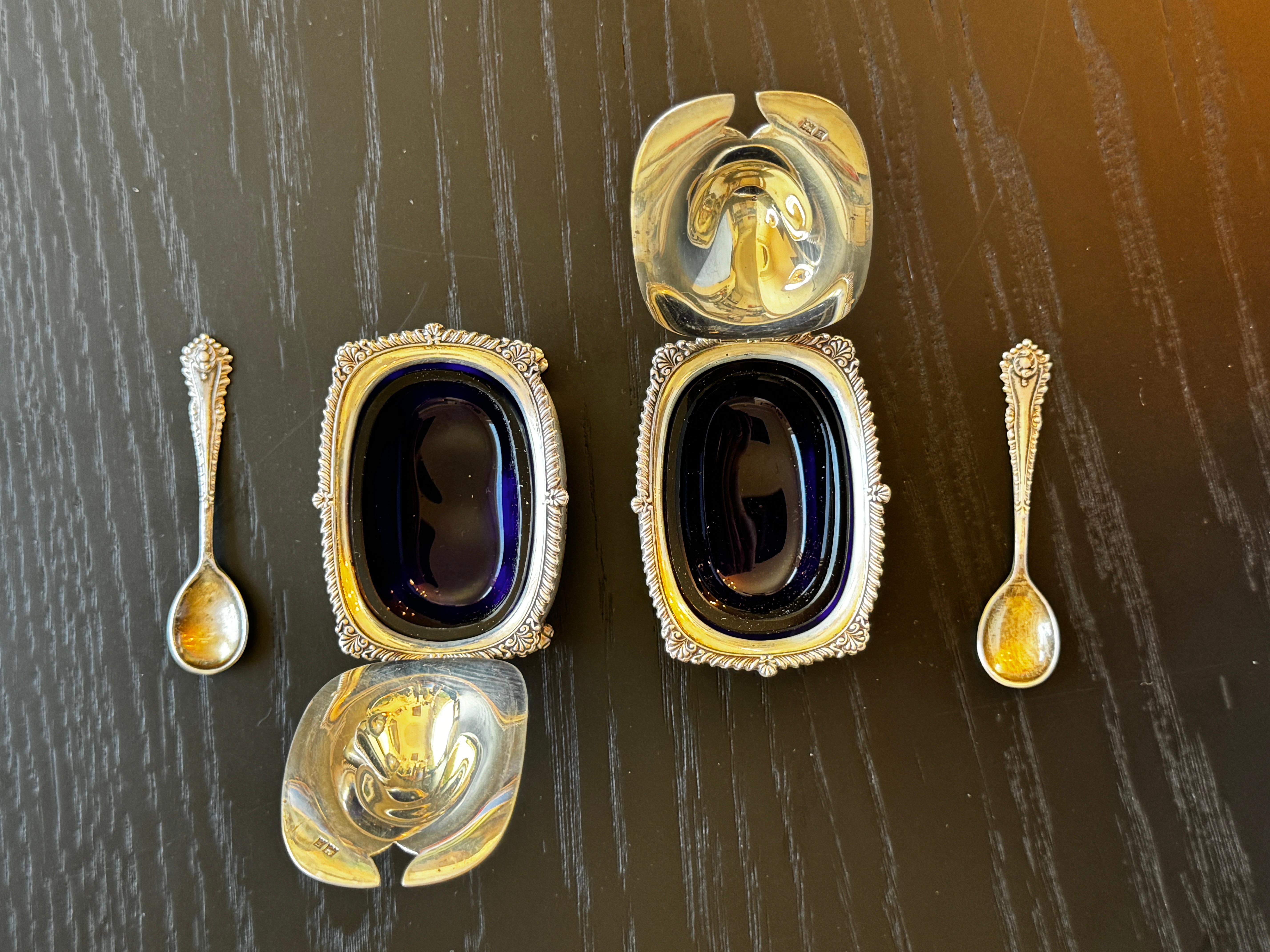 Paar Silbersalze mit blauen Glaseinsätzen und Miniatur-Silberlöffeln   im Angebot 1