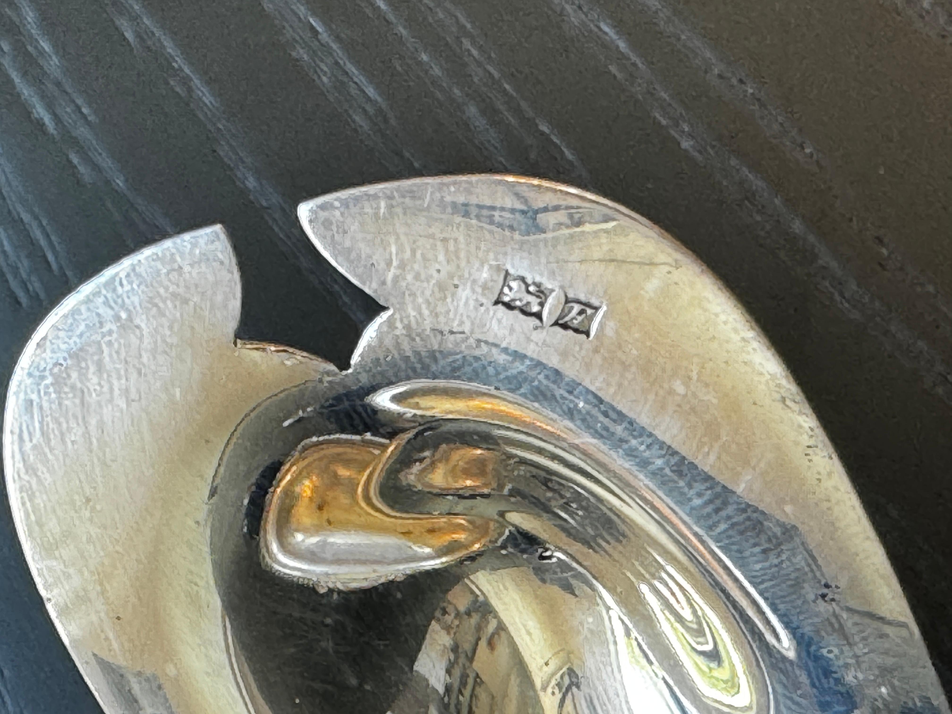 Coppia di sali d'argento con inserti in vetro blu e cucchiai d'argento in miniatura

Birmingham, William Suckling, Ltd.
1955/1956