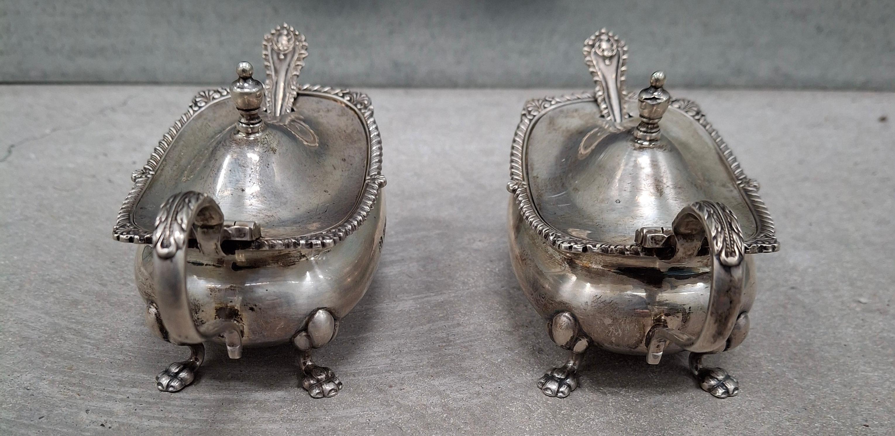 Coppia di sali di argento con inserti di vetro blu e cucchiai d'argento in miniatura in vendita 1