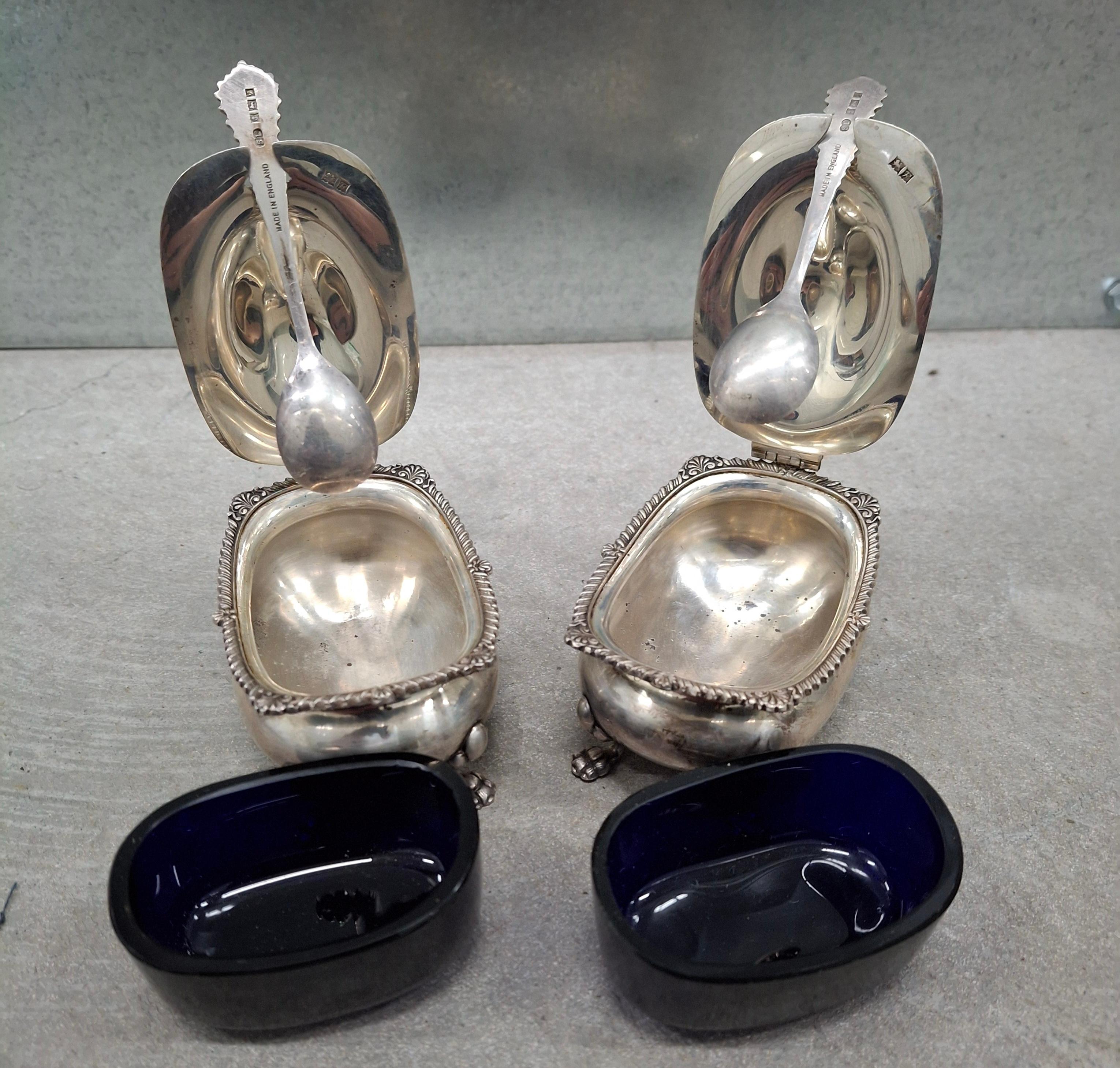 Coppia di sali di argento con inserti di vetro blu e cucchiai d'argento in miniatura in vendita 2
