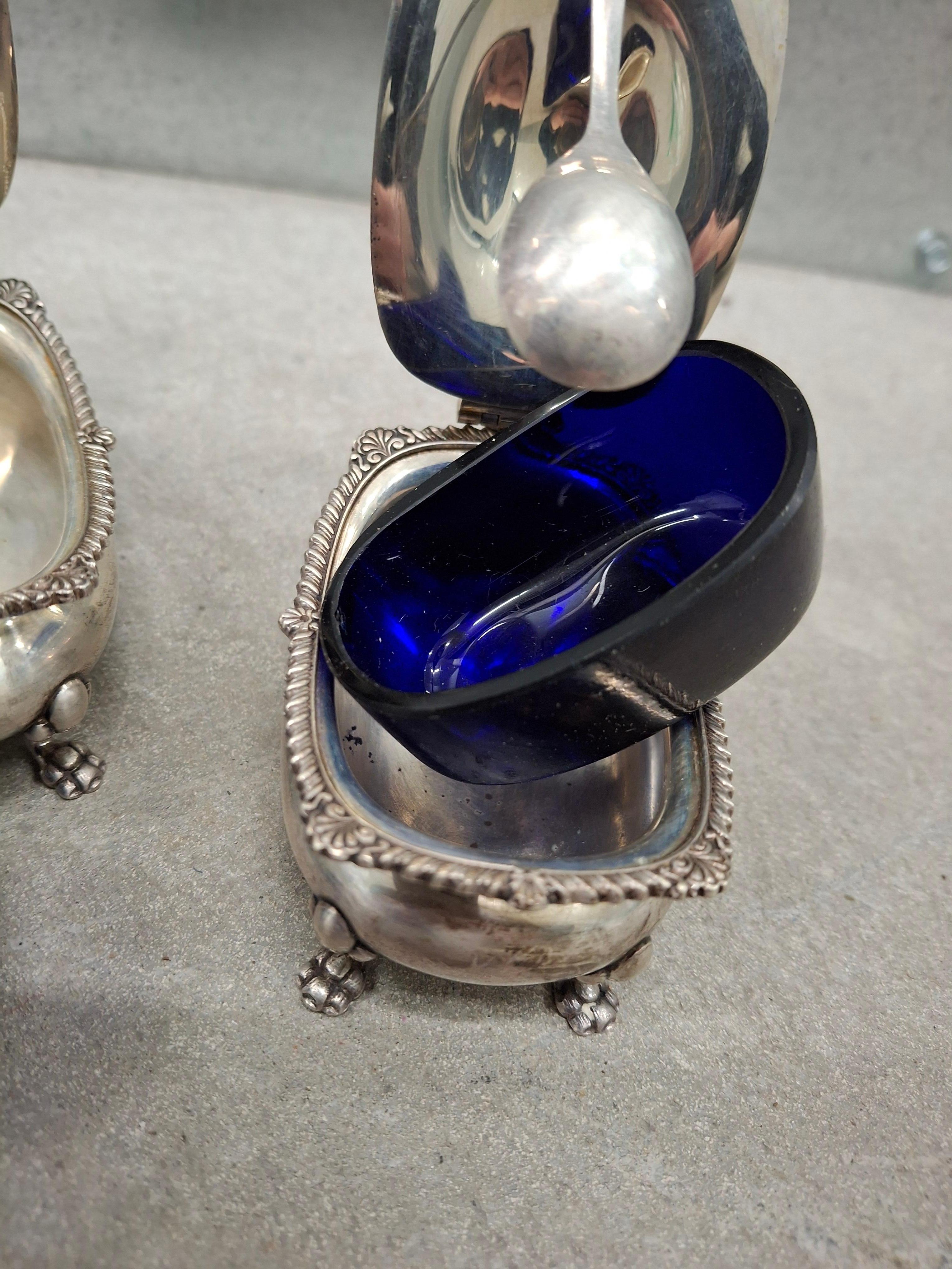 Coppia di sali di argento con inserti di vetro blu e cucchiai d'argento in miniatura in vendita 3