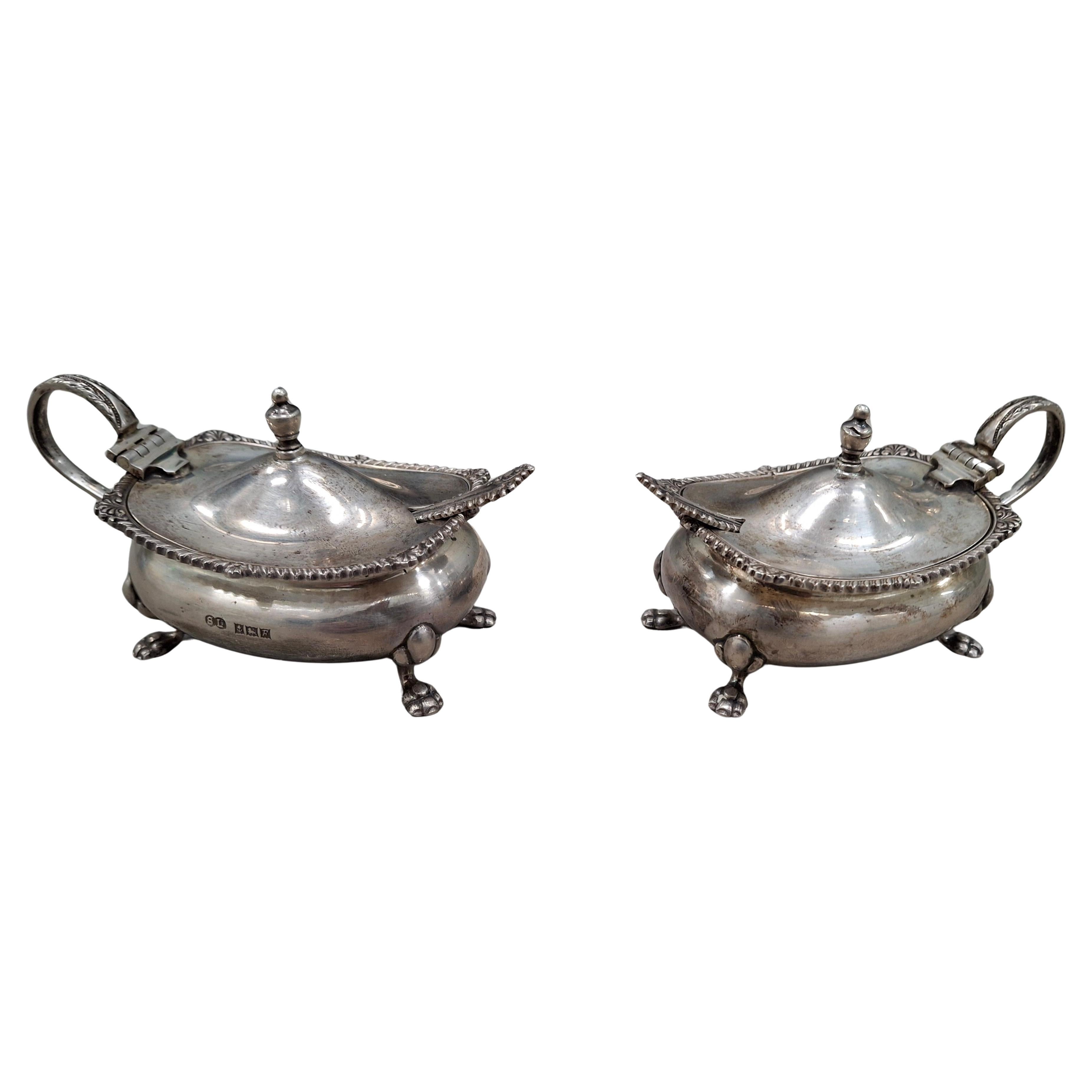 Pareja de saleros de plata con inserciones de cristal azul y cucharillas de plata en miniatura