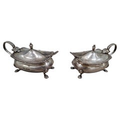 Pareja de saleros de plata con inserciones de cristal azul y cucharillas de plata en miniatura