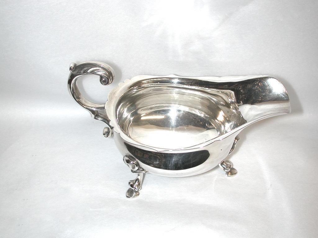 George III Pair of Silver Sauce Boats Dated 1933, London, Crichton & Co. Ltd For Sale