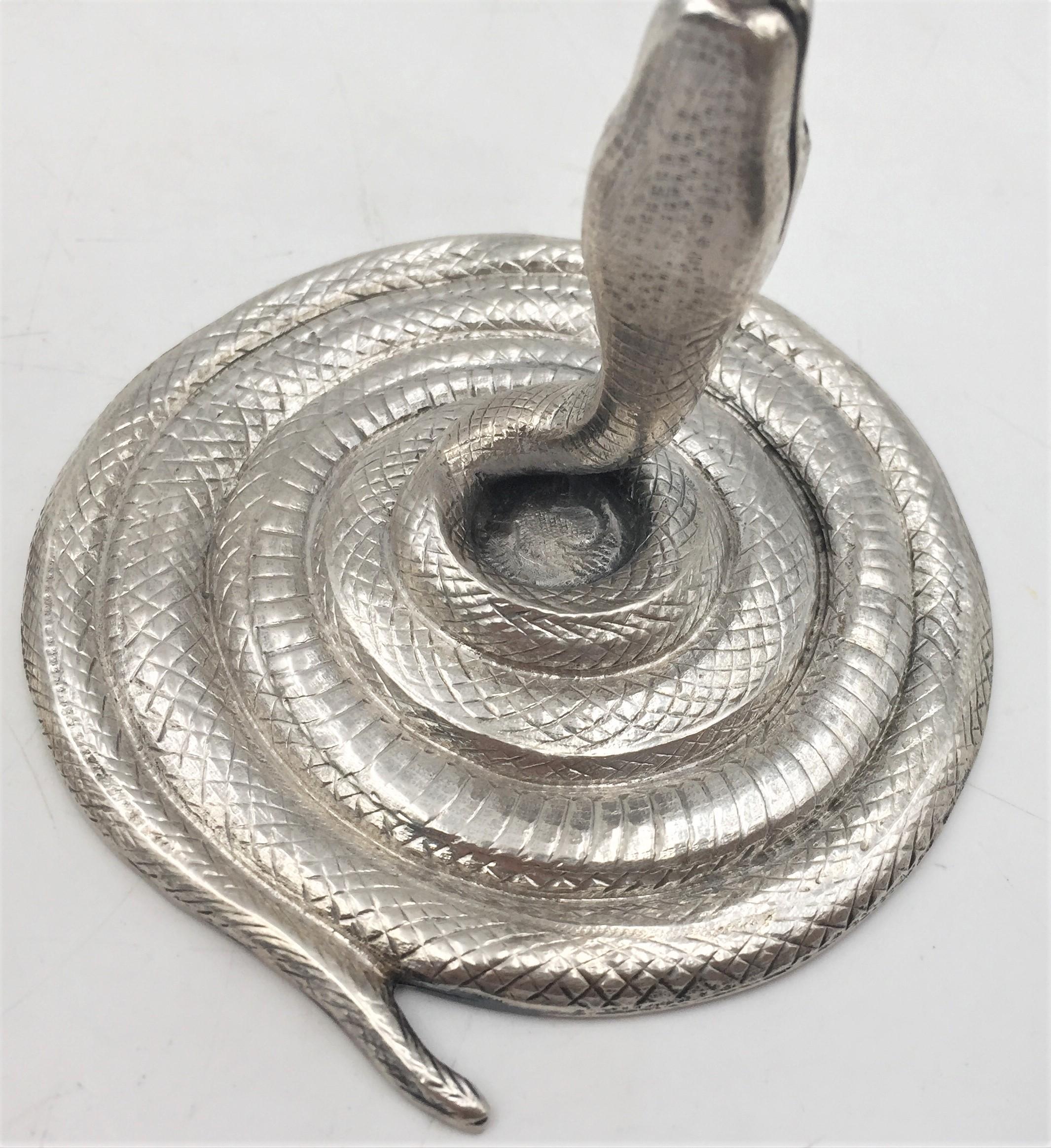 Finlandese Coppia di candelabri a forma di serpente in argento in stile metà secolo moderno del 1954 in vendita