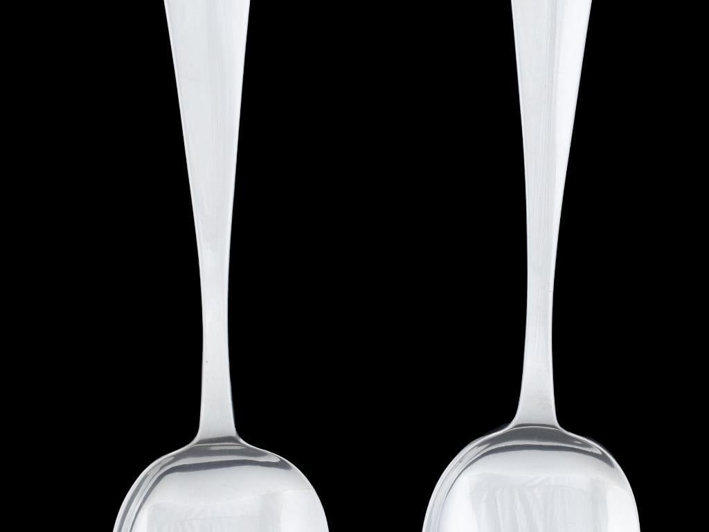 Pareja de cucharas holandesas de servir de plata, hacia 1880
Elegante par de cucharas holandesas de plata para servir, fabricadas hacia 1880, que reflejan la refinada tradición orfebre de los Países Bajos de finales del siglo XIX. Con un diseño