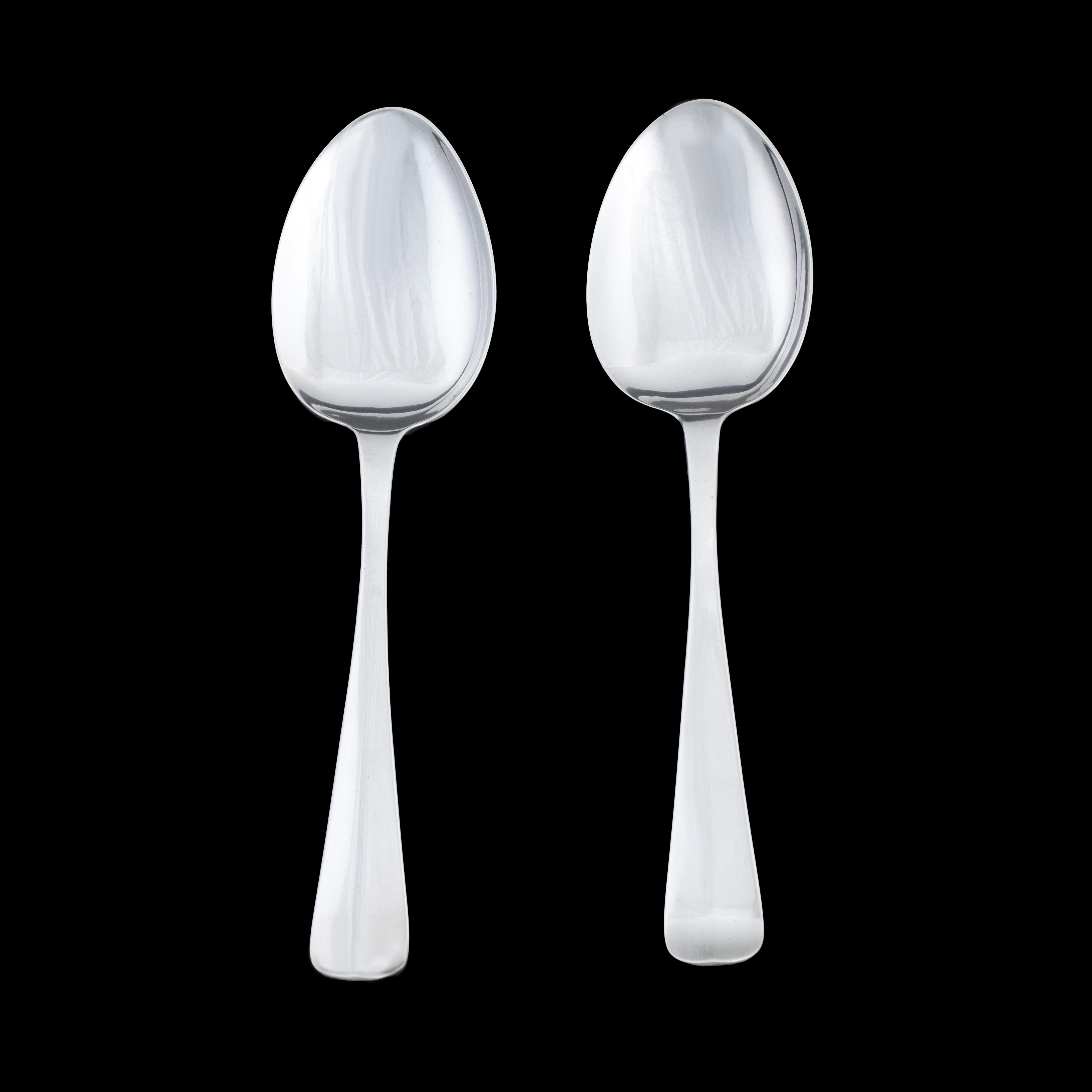 Pareja de cucharas de servir de plata en venta 3